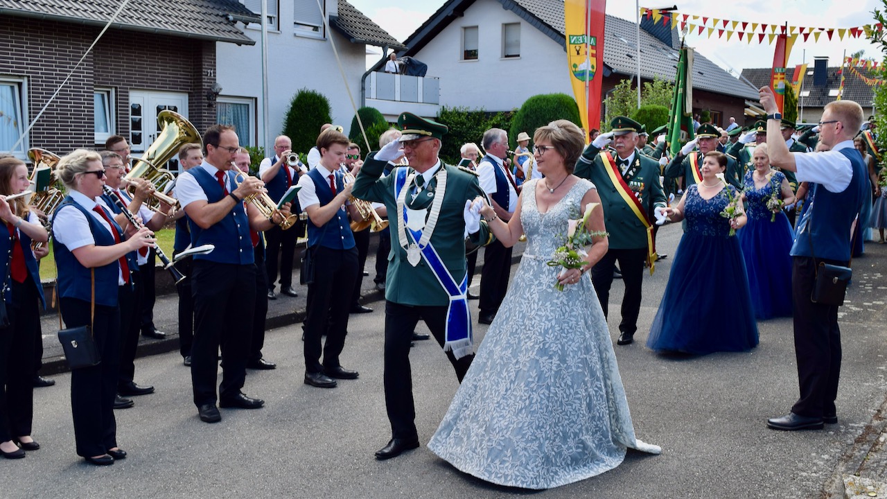 <p>Danach wurde das Königspaar samt Hofstaat abgeholt</p>