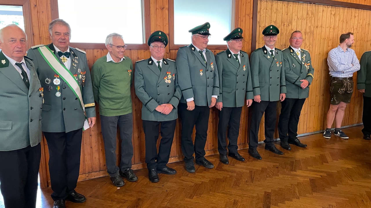<p>Für 25, 40, 50, 60 und 70 Jahre Vereinszugehörigkeit wurden Orden verliehen </p>