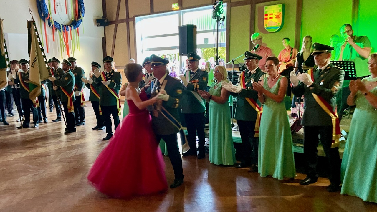 <p>Zum Ehrentanz spielt die Tanzband aus Iggenhausen das erste Mal an diesem Abend auf </p>