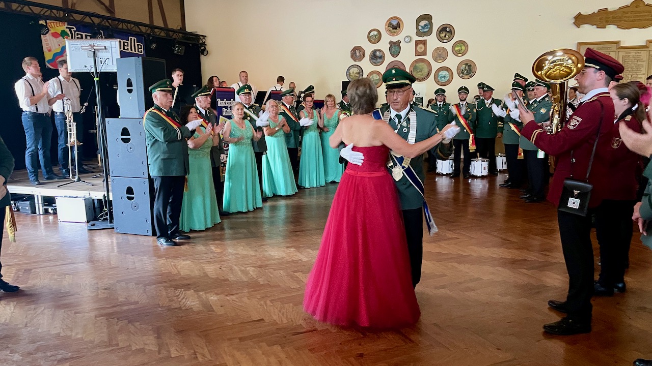 <p>Zu Klängen des Musikvereins Alfen beginnt der erste Abend des Schützenfestes</p>