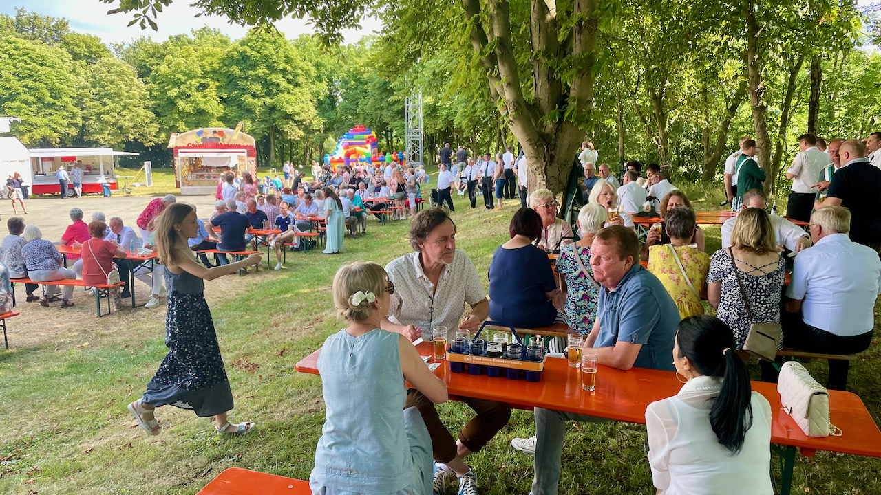 <p>Die neue Aufteilung des Schützenplatzes lud zum Verweilen ein</p>