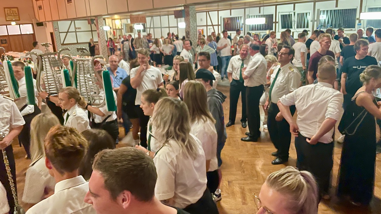 <p>Im Laufe des Abends füllt sich die Halle</p>