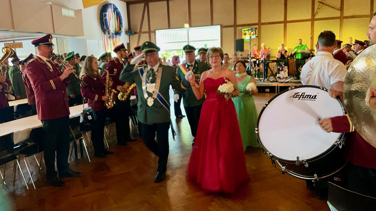 <p>Mit Vorfreude auf eine tolle Ballnacht geht es zum Königstisch</p>