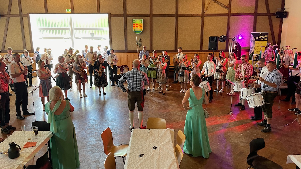 <p>Im Anschluß spielten Spielmannszug und  Musikverein zusammen</p>