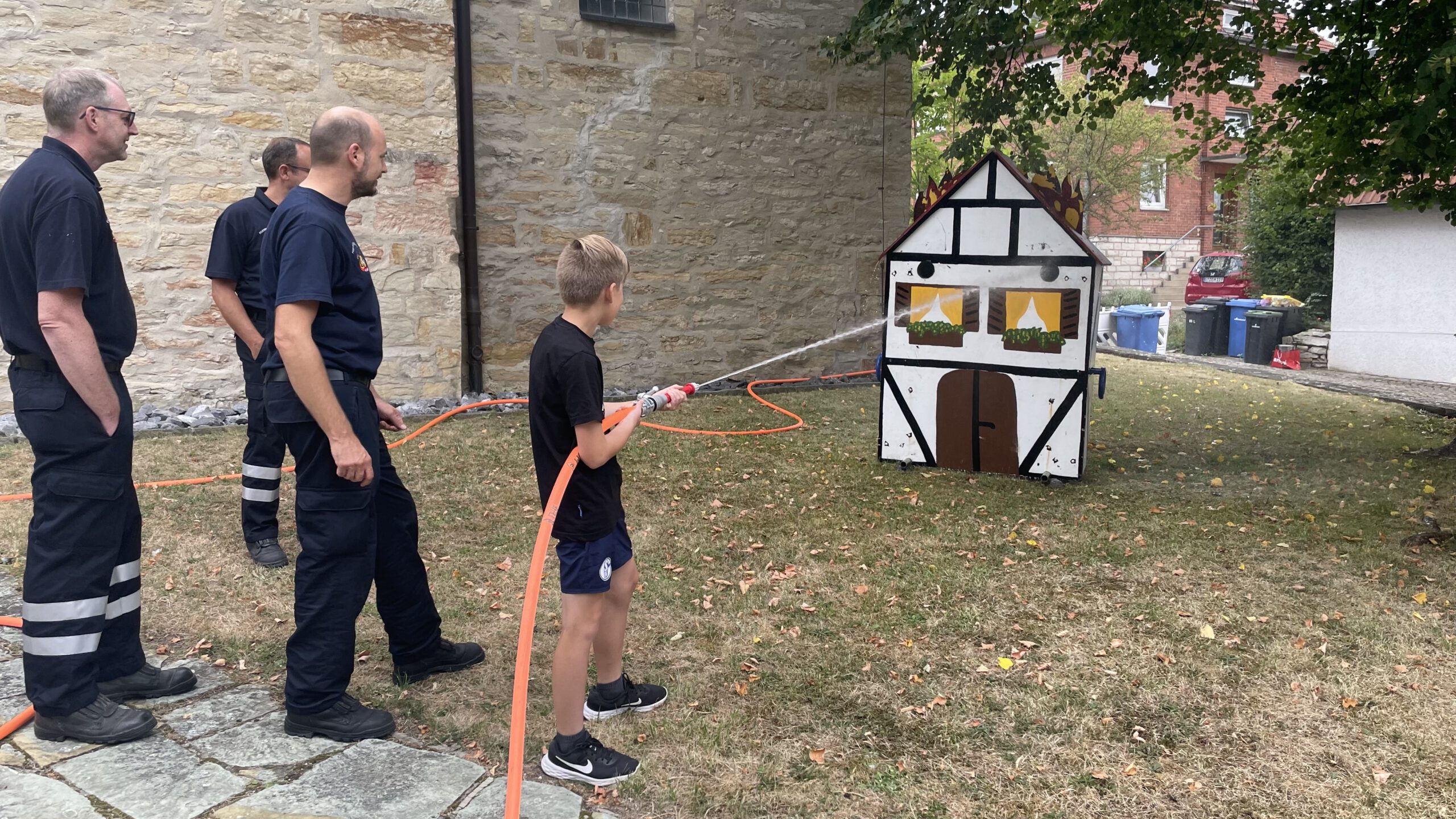 <p>Die Feuerwehr unterrichtete spielerisch in Brandbekämpfung</p>