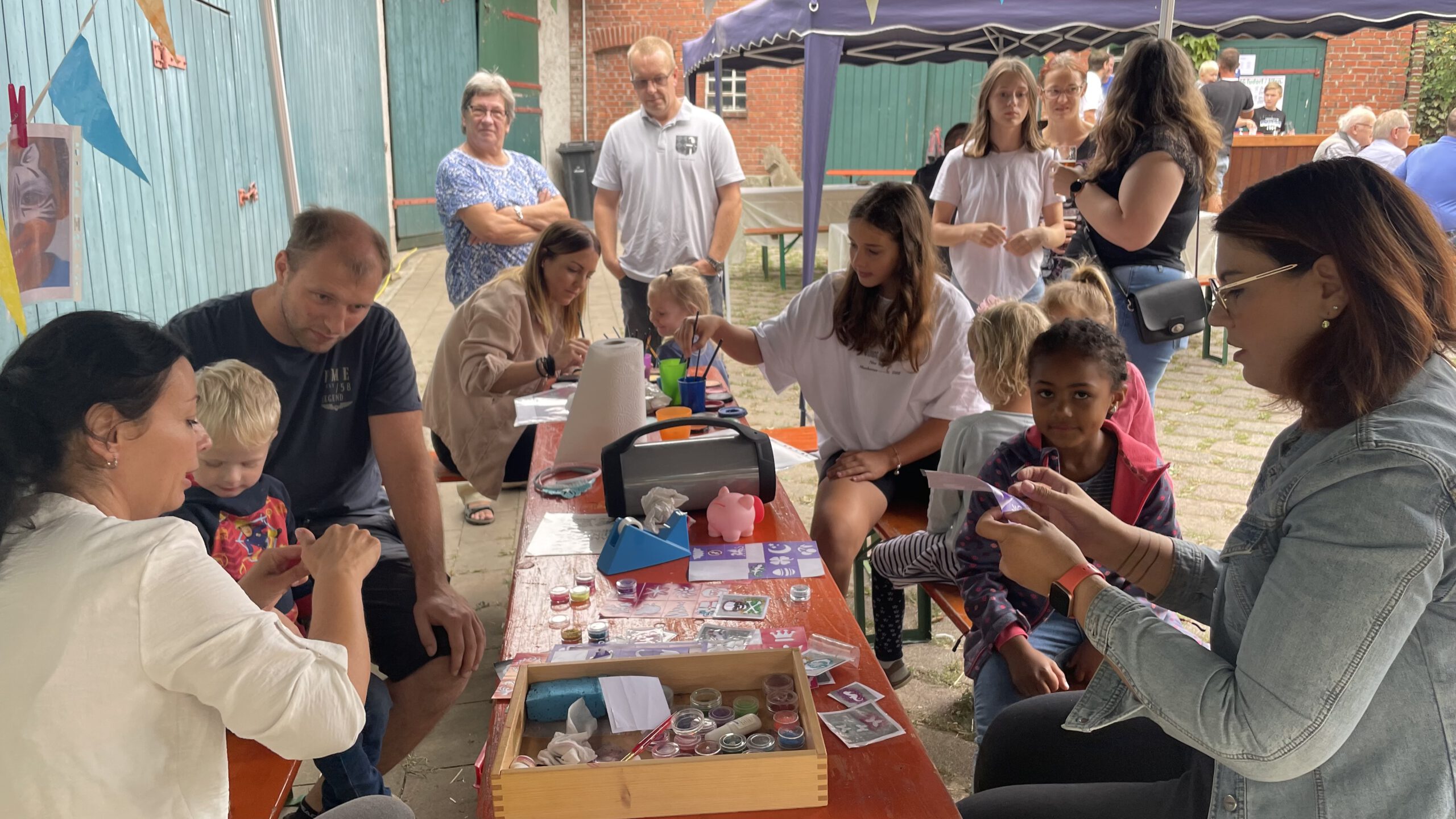 <p>Angebote für die Alfener Kinder standen bei dem Familientag im Vordergrund. Hier Kinderschminken, organisiert vom Alfener Spatzennest</p>