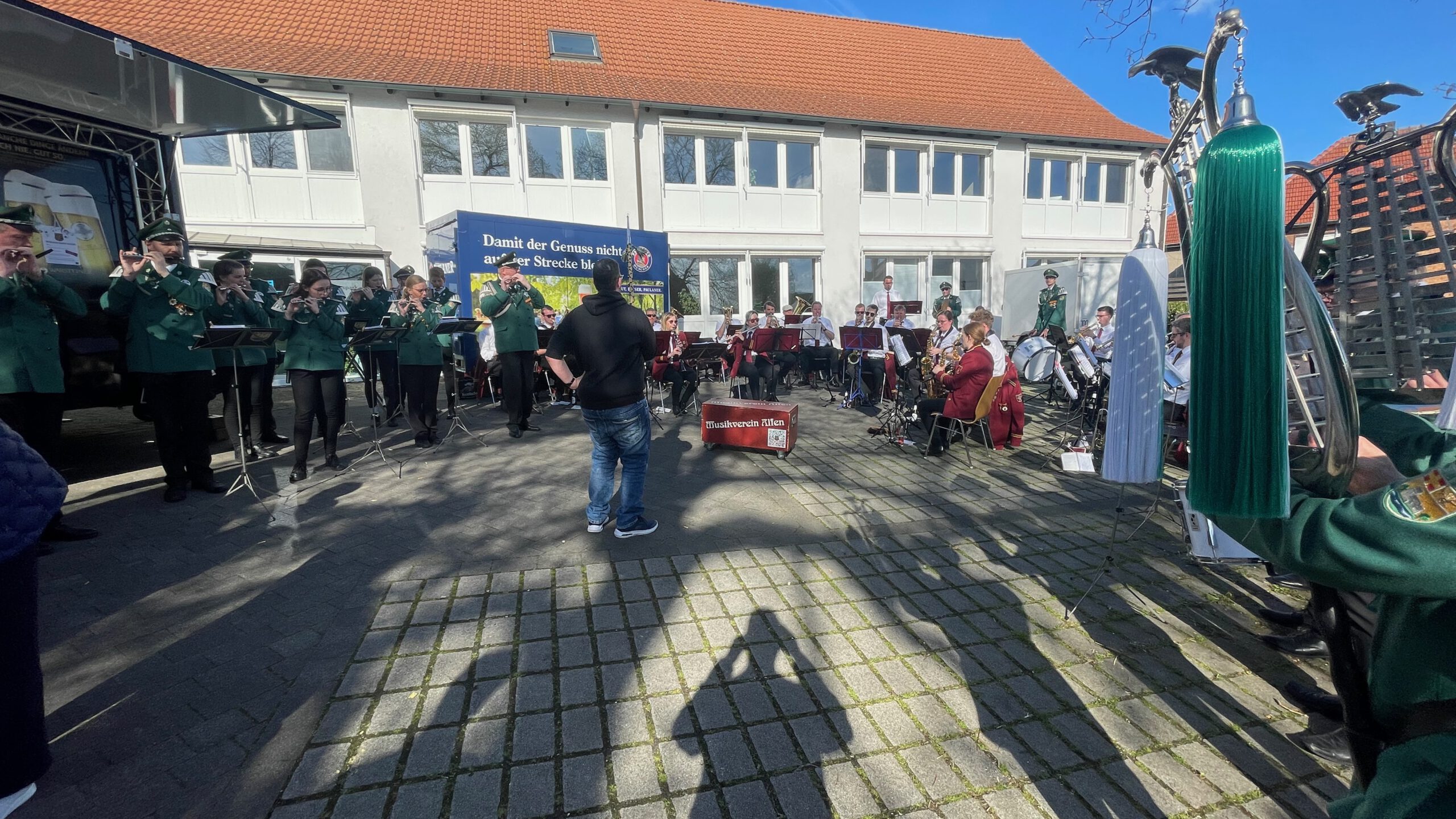 <p>Umrahmt wurde die Aktion von den musikalischen Beiträgen des Musikverein, dem Spielmannszug Alfen. und DJ Paul</p>