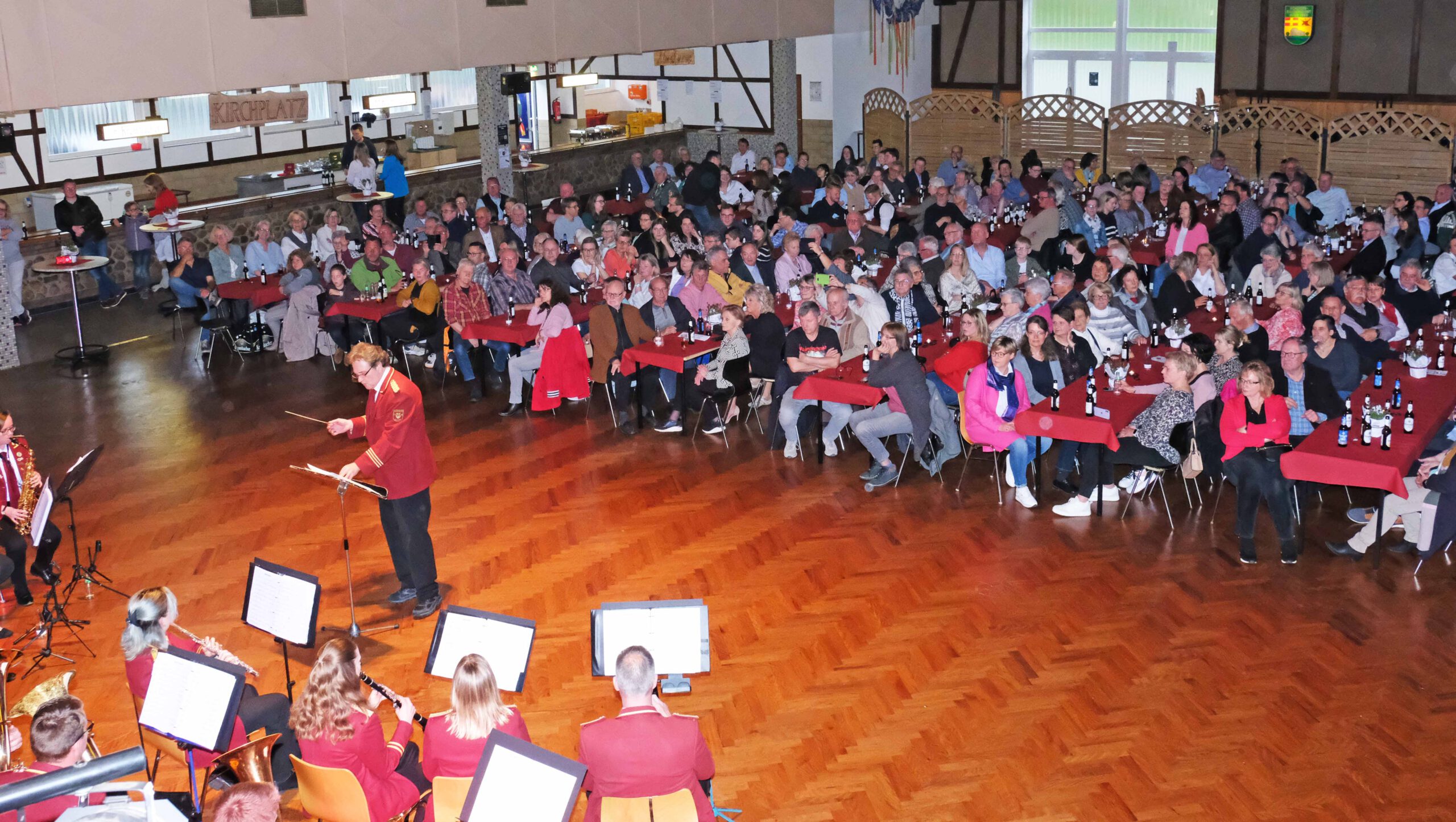 <p>Viele Zuhörer hatten den Weg in die Schützenhalle gefunden. </p>