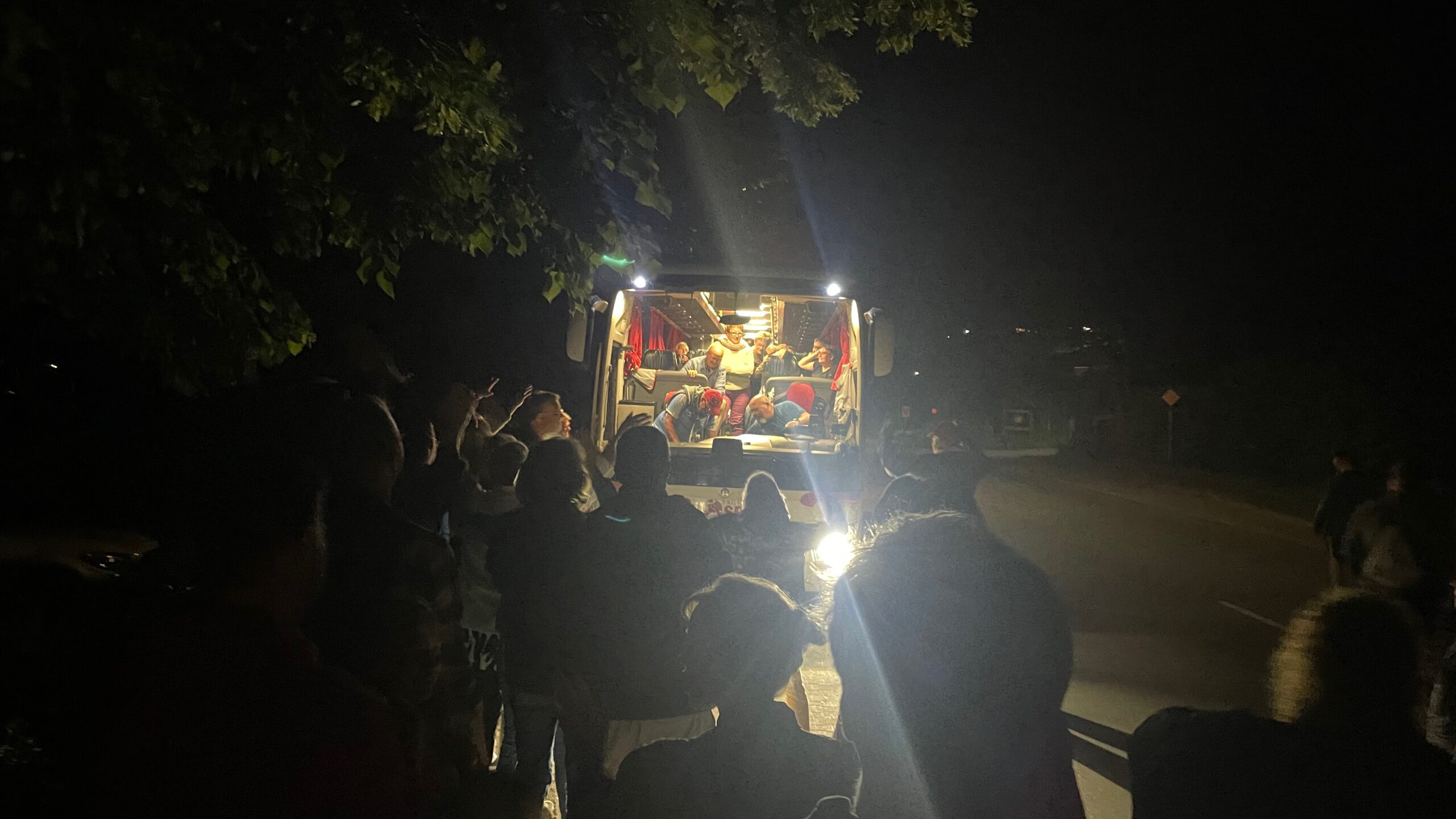 <p>Tief in der Nacht startete der Bus in Richtung Noyen-sur-Sarthe. Bis zum nächsten Jahr</p>