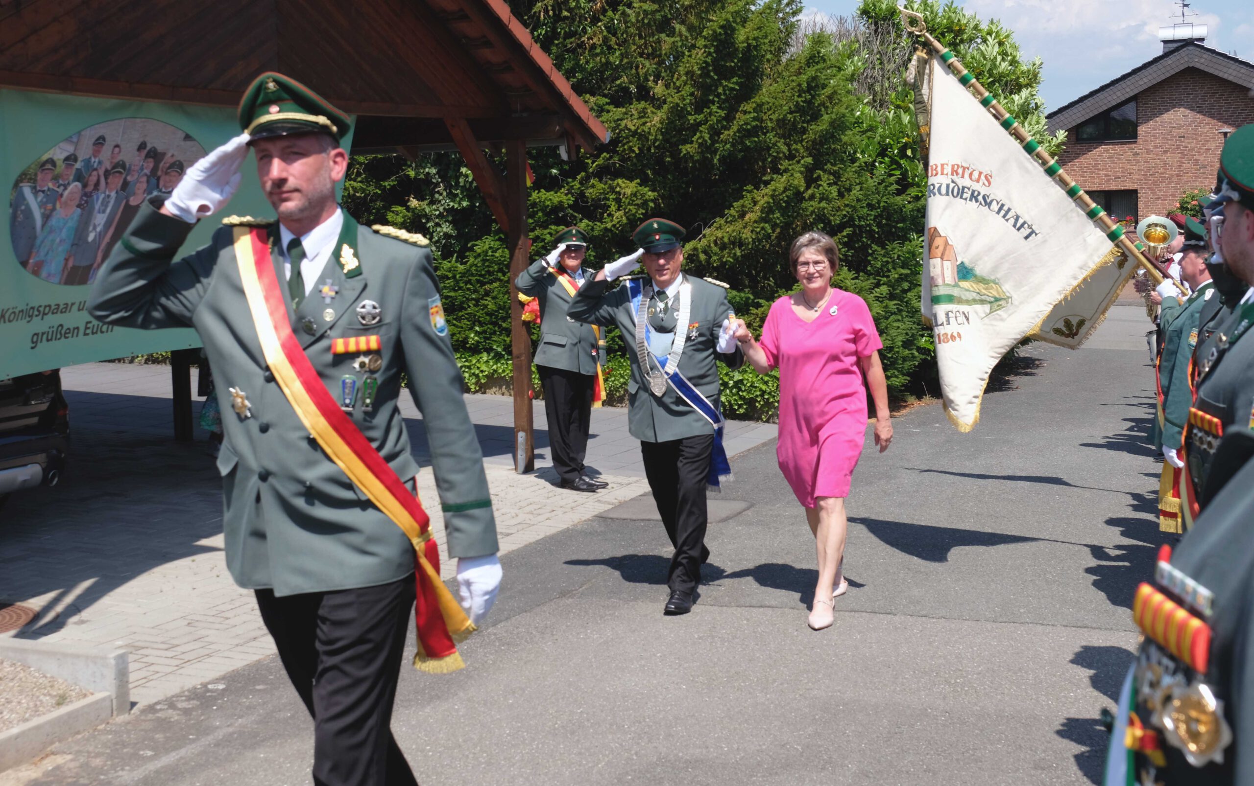 <p>Jutta und Ralf Hopp präsentieren sich letztmalig als Königspaar den Schützen</p>