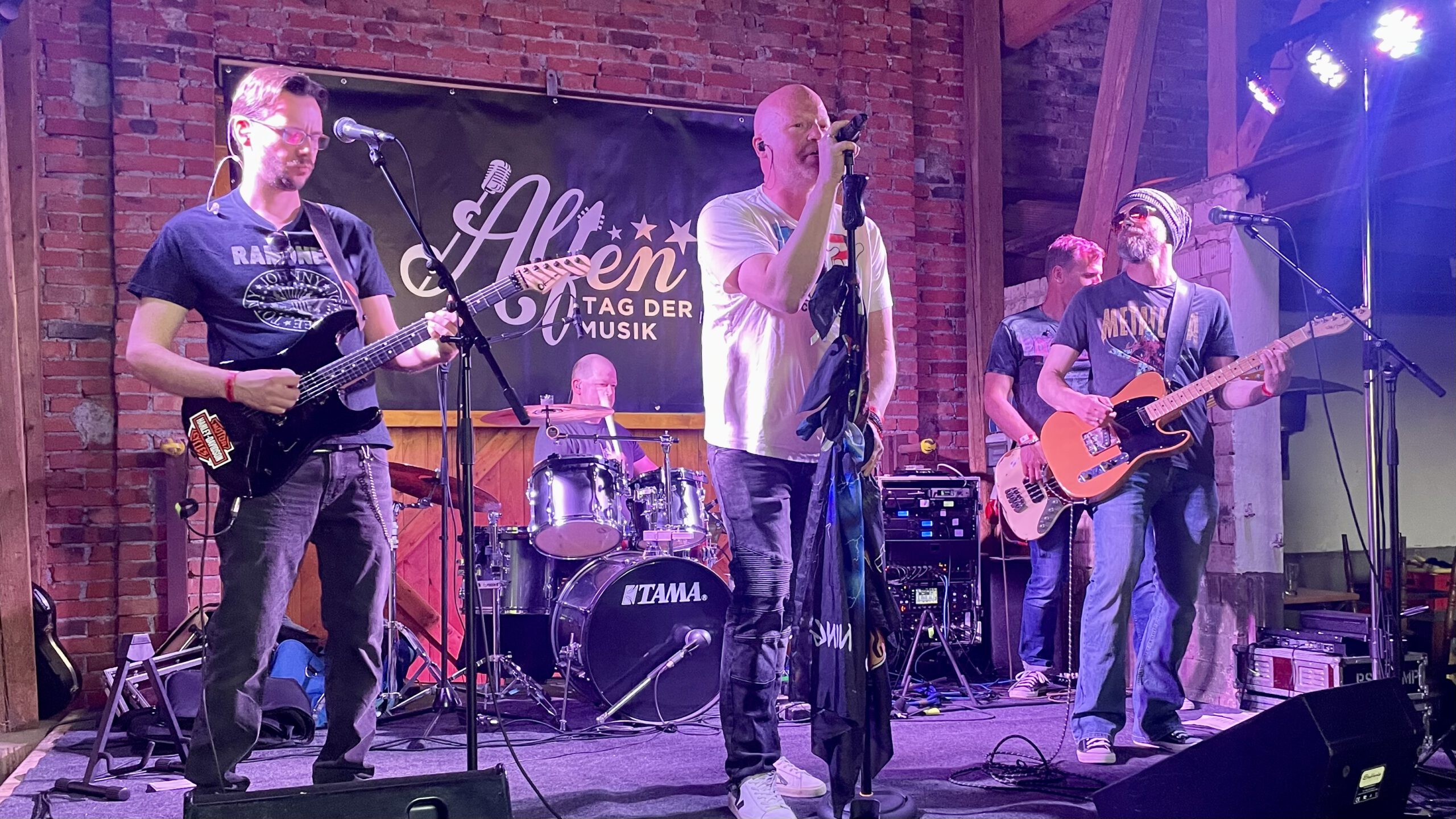 <p>Das grandiose Konzert muss einprägsam beginnen und fulminant enden. Die Organisatoren haben sich diesem Prinzip verschrieben und mit Dikk Dynamite den Tag der Musik abschließen lassen</p>