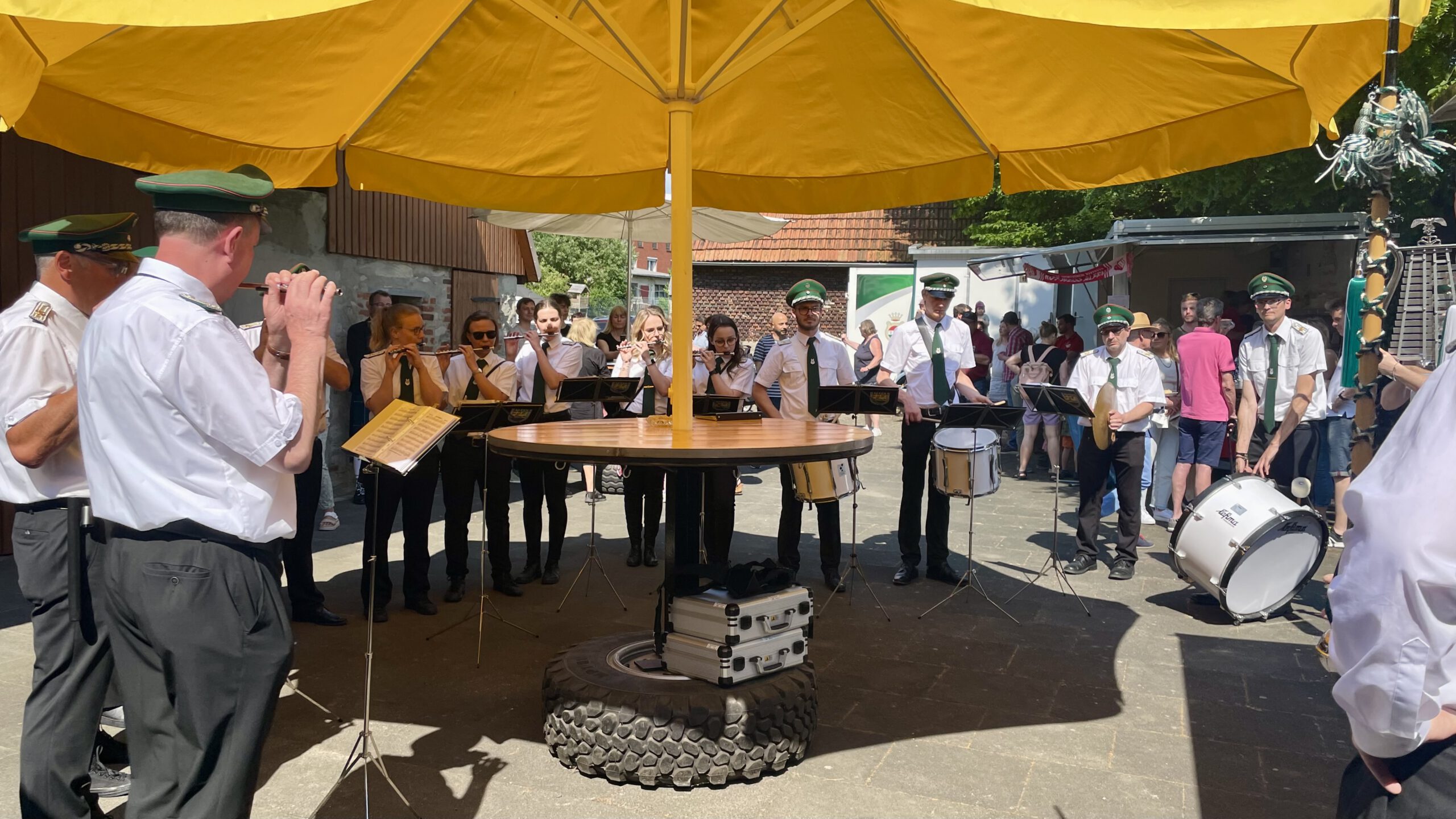 <p>Martin fungierte nicht nur als Gastgeber, sondern auch als Tambourmajor des Spielmannszuges Alfen</p>