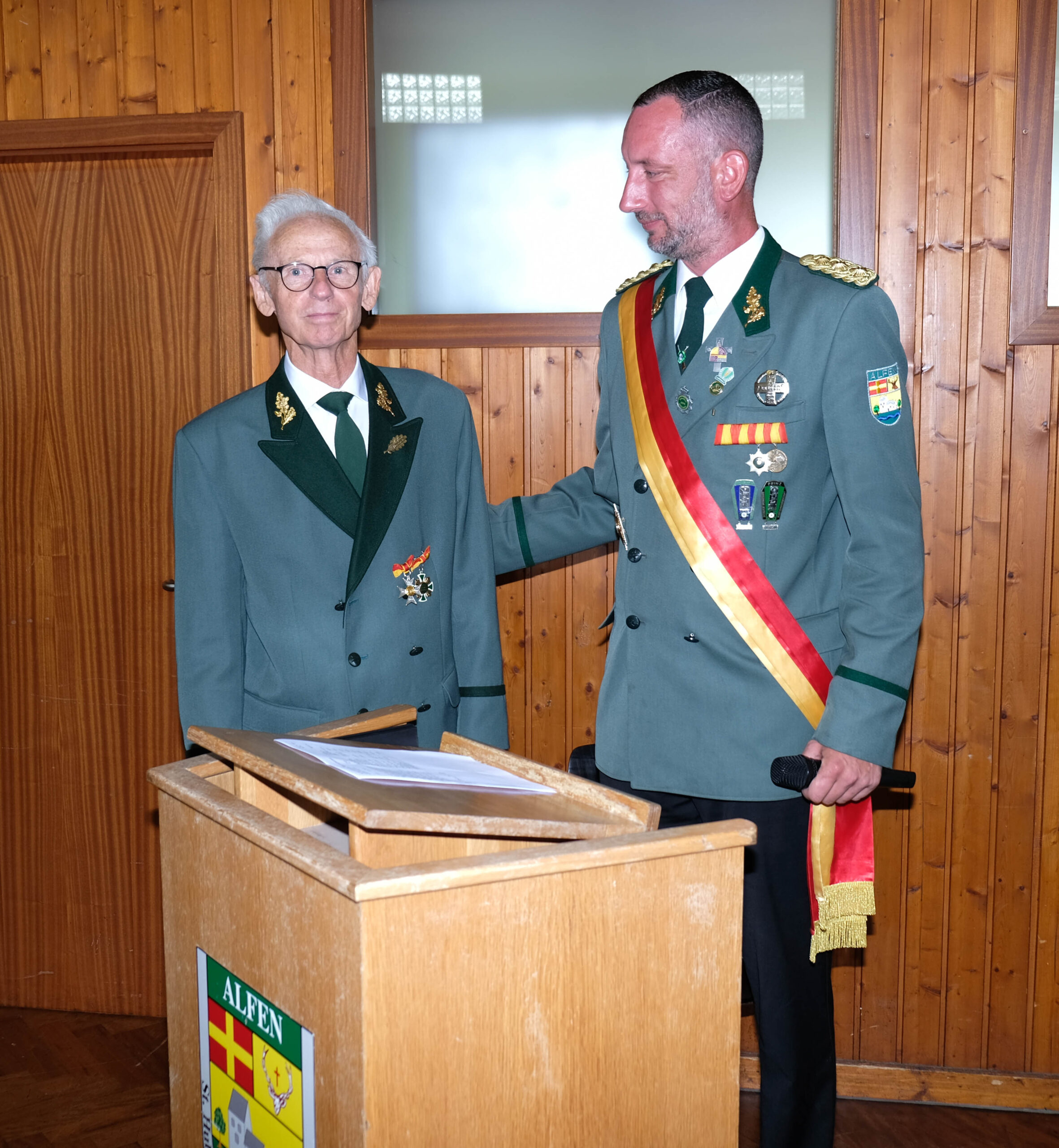 <p>Herr Josephs war 40 Jahre lang der Nikolaus in Alfen. Oberst Marc Igges bedankt sich mit einem Verdienstorden. </p>