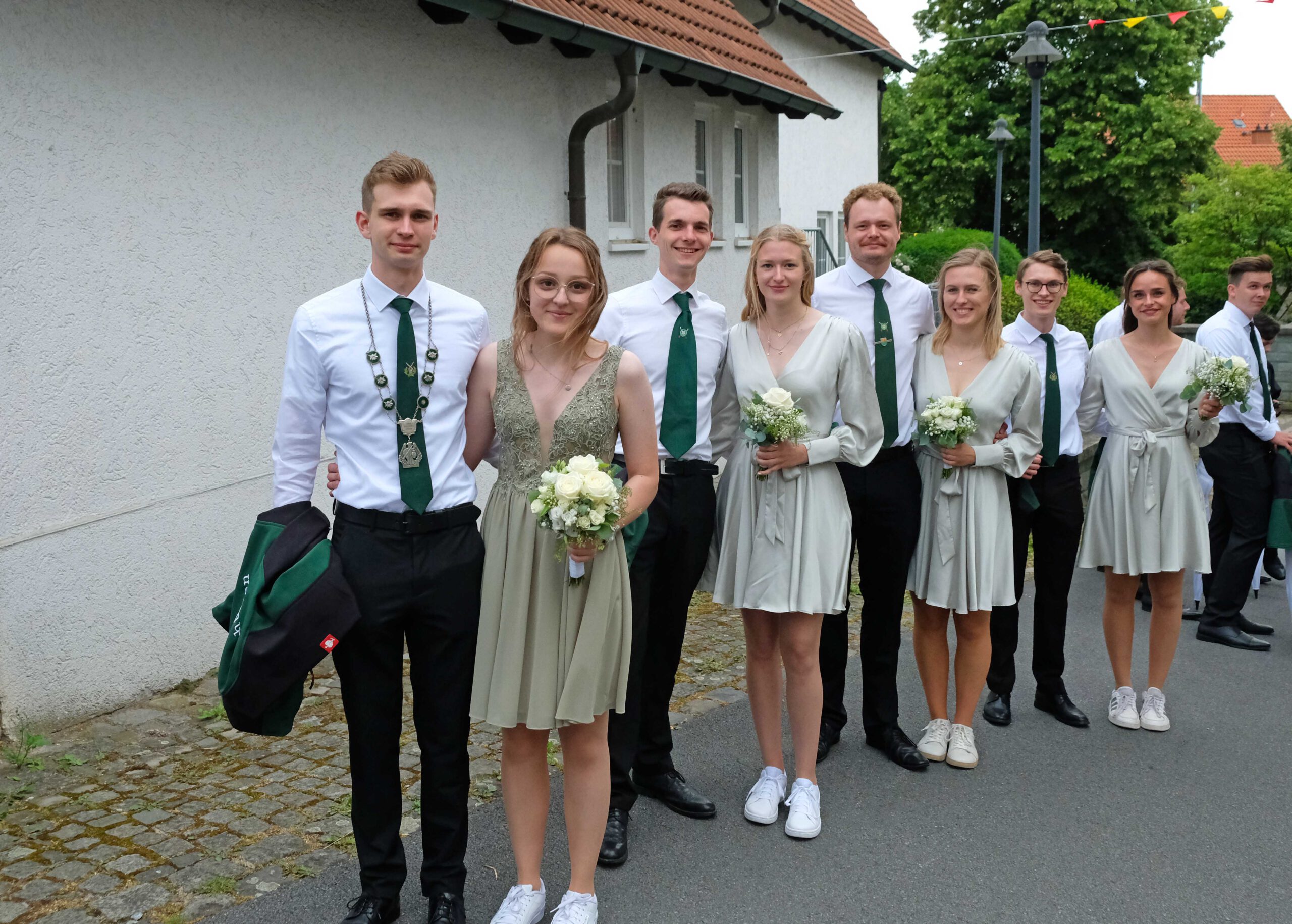 <p>Malina Minge mit André Rochell mit ihrem Hofstaat</p>