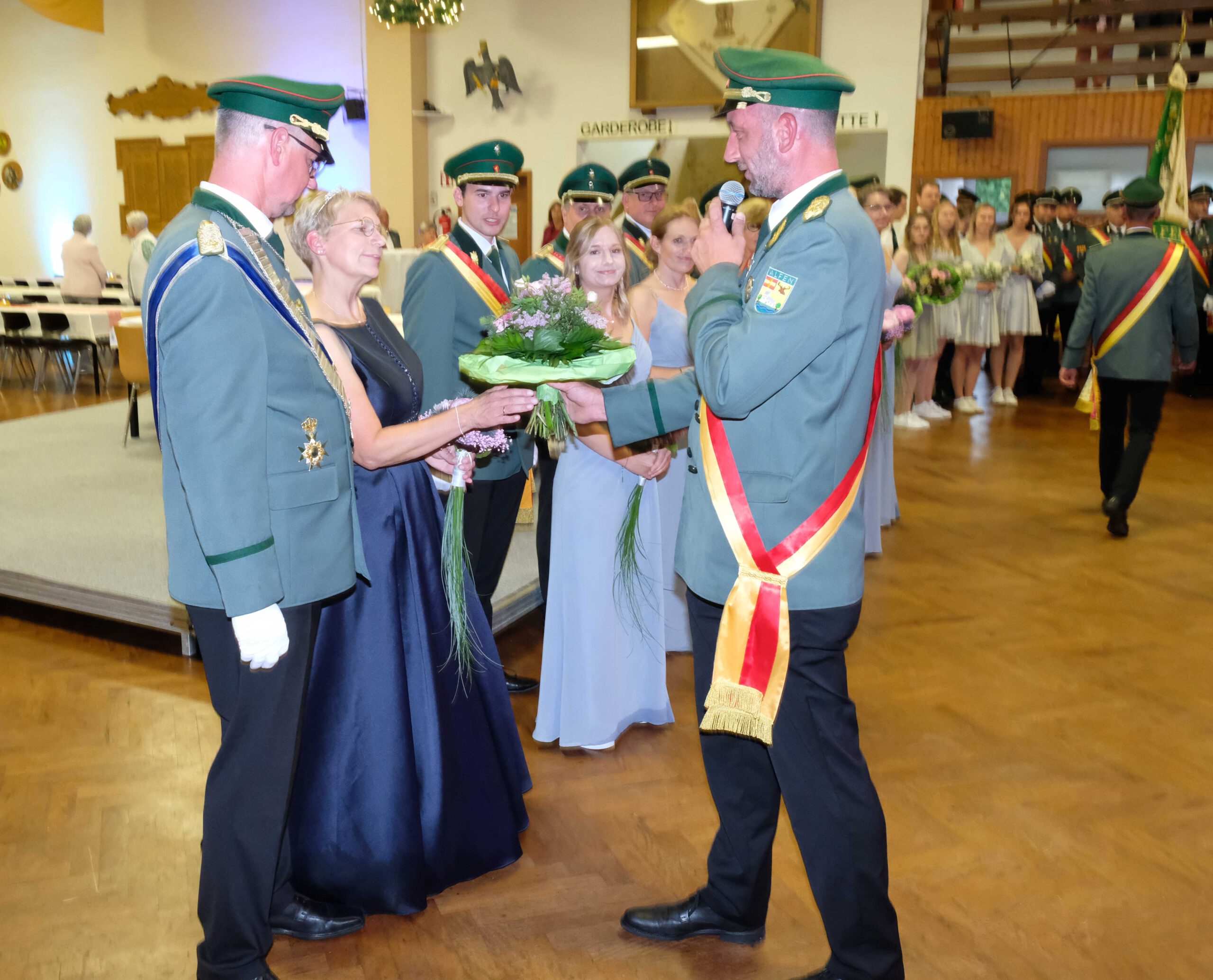 <p>Zuerst bekommt Königin Judith noch ihren Königinnenorden</p>