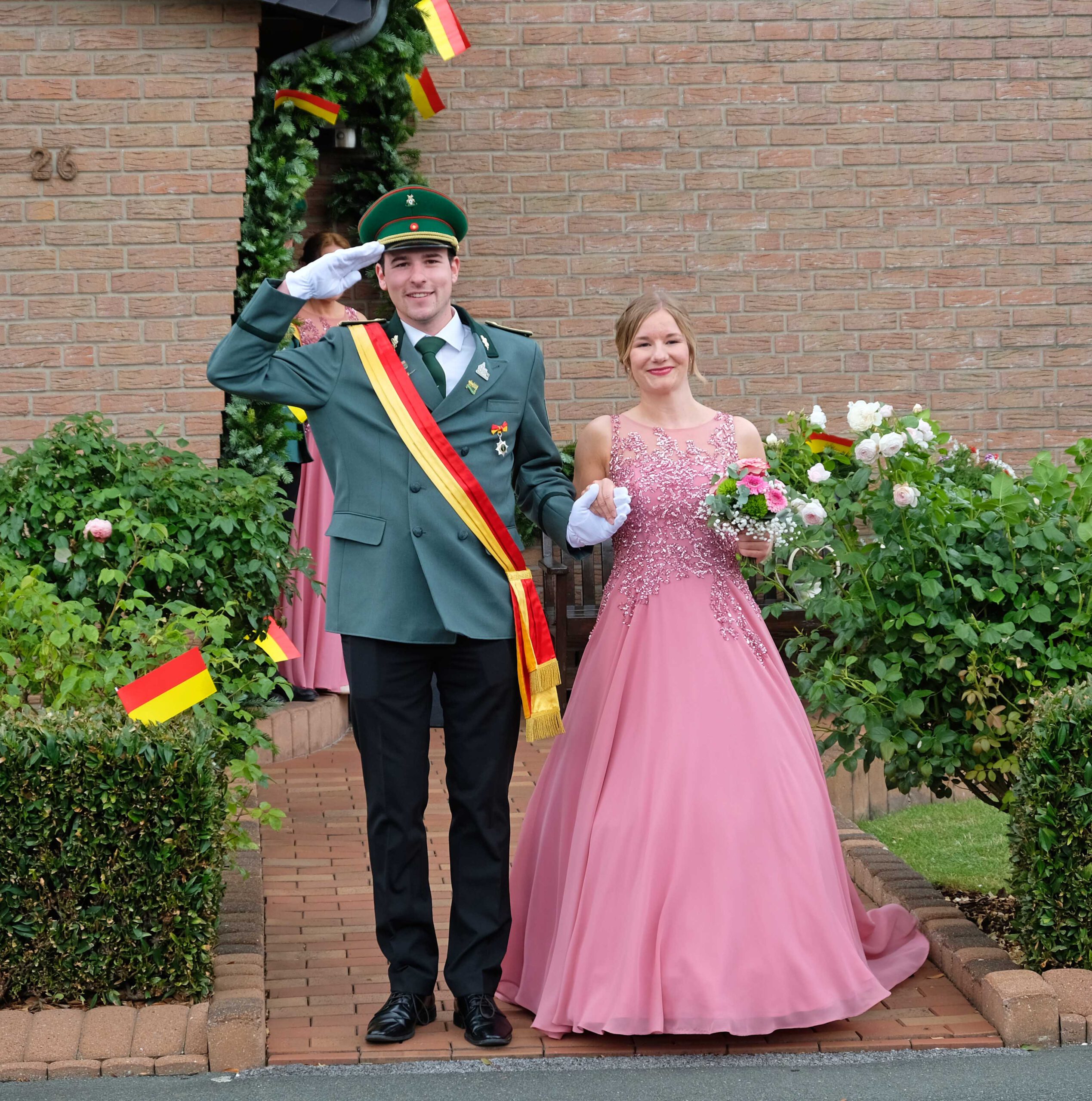 <p>Auch der Hofstaat sieht richtig chic aus!  Noah Thiele und Marie Hüster,</p>