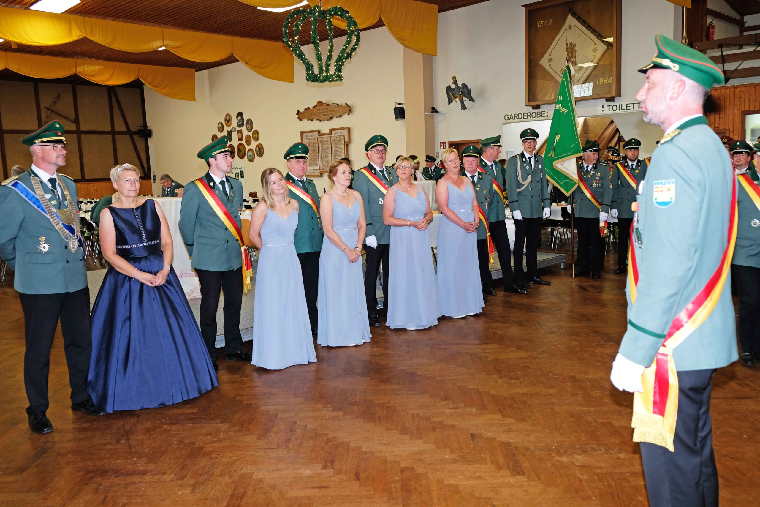 <p>Letzter Tag des Schützenfestes. Nach dem Antreten am Ehrenmal geht es zum traditionellen Schützenfrühstück in die Schützenhalle. </p>