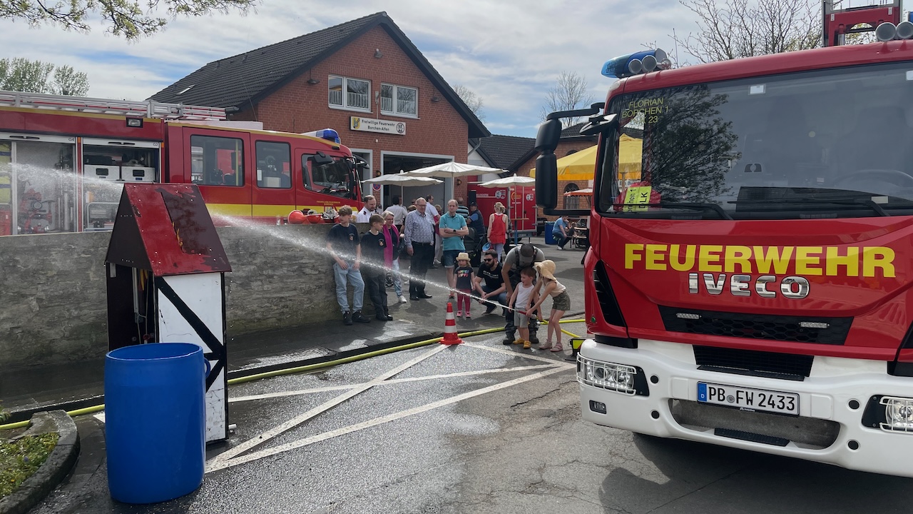 <p>Die Besucher konnten die Fahrzeuge der Alfener Wehr besichtigen </p>
