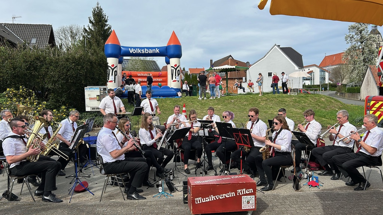 <p>… und dem Musikverein Alfen unterhalten</p>