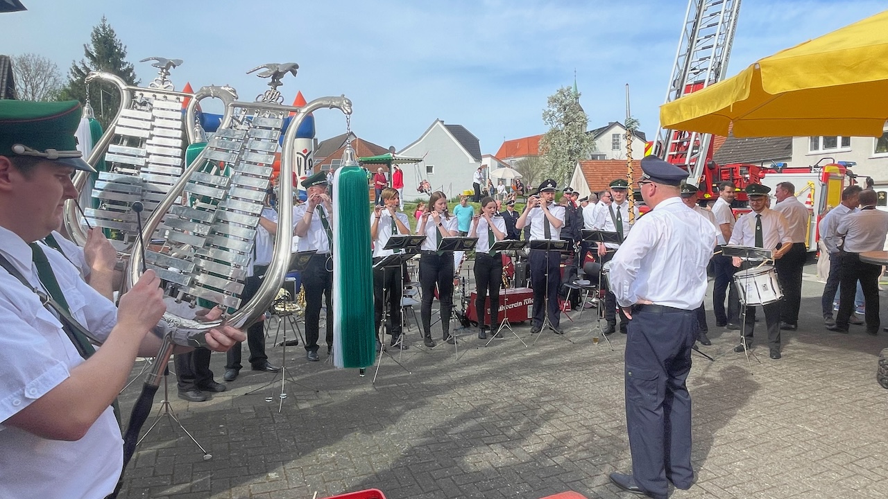 <p>Musikalisch wurden die Besucher vom Spielmannszug …</p>