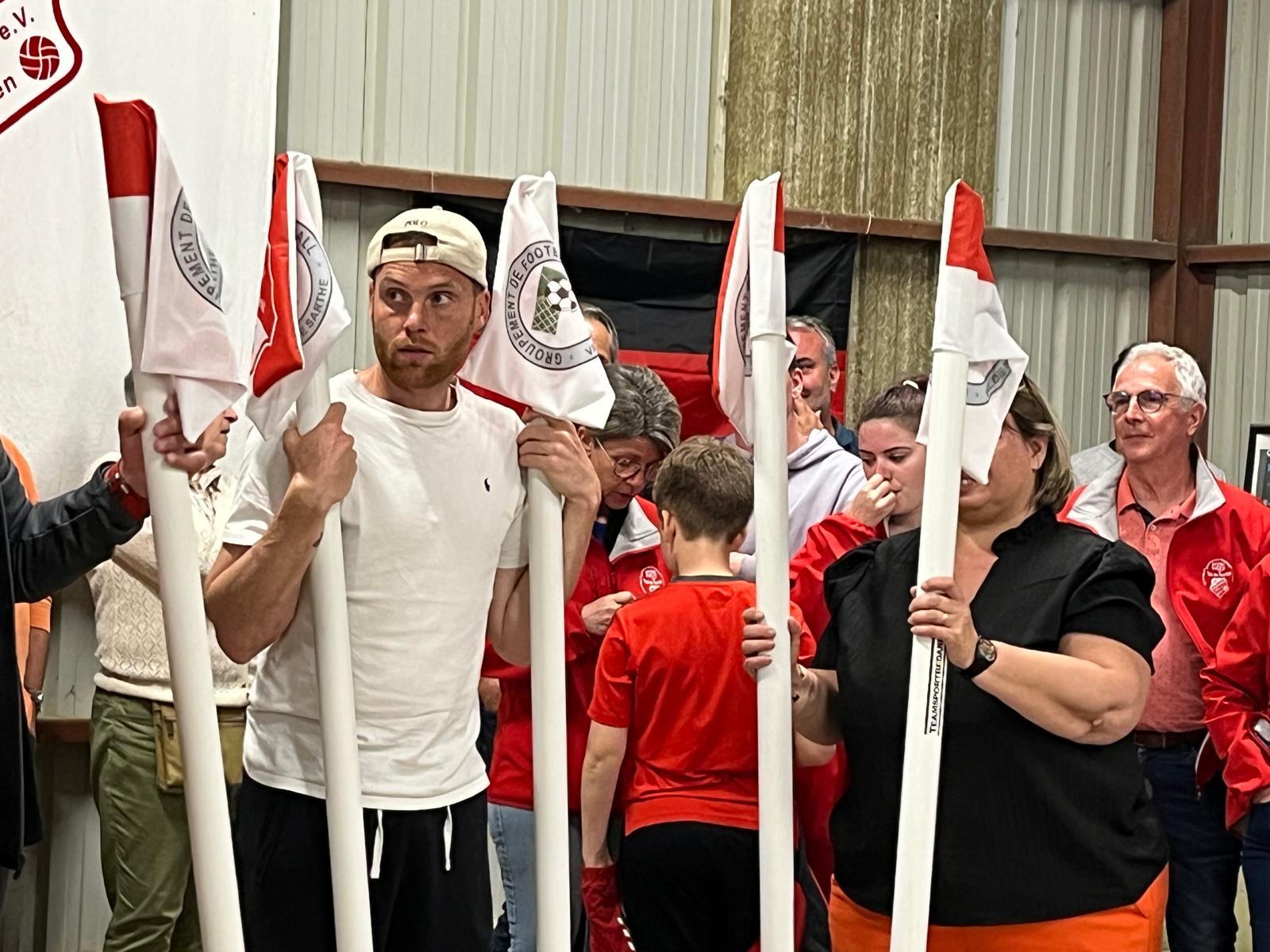 <p>Wir brachten neue Eckfahnen mit. Mit Wappen beider Vereine als Fahnen</p>