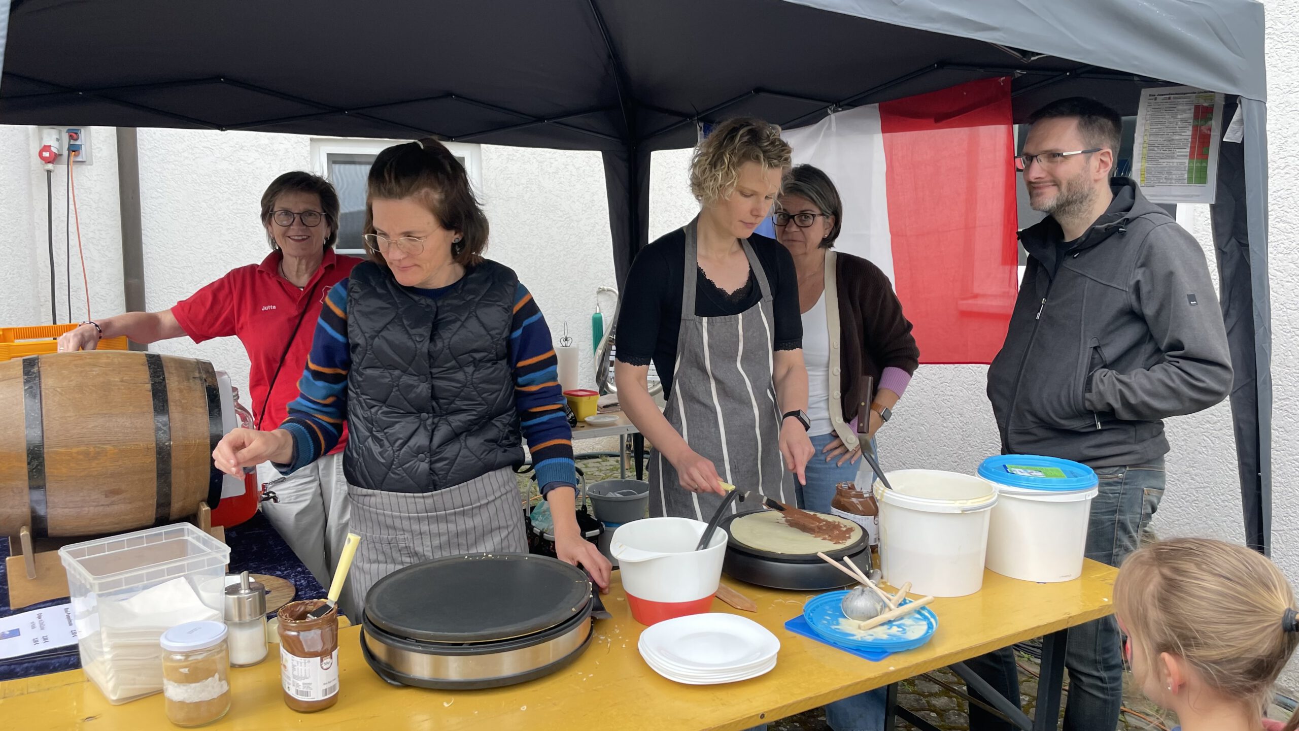 <p>Leckere Creps gab es am Stand des DFFK. Für die späteren Stunden haben die Freunde der französischen Lebenskultur unter der Leitung ihrer Vorsitzenden Jutta Hopp, gekühlten Rose und Rotwein im Angebot</p>