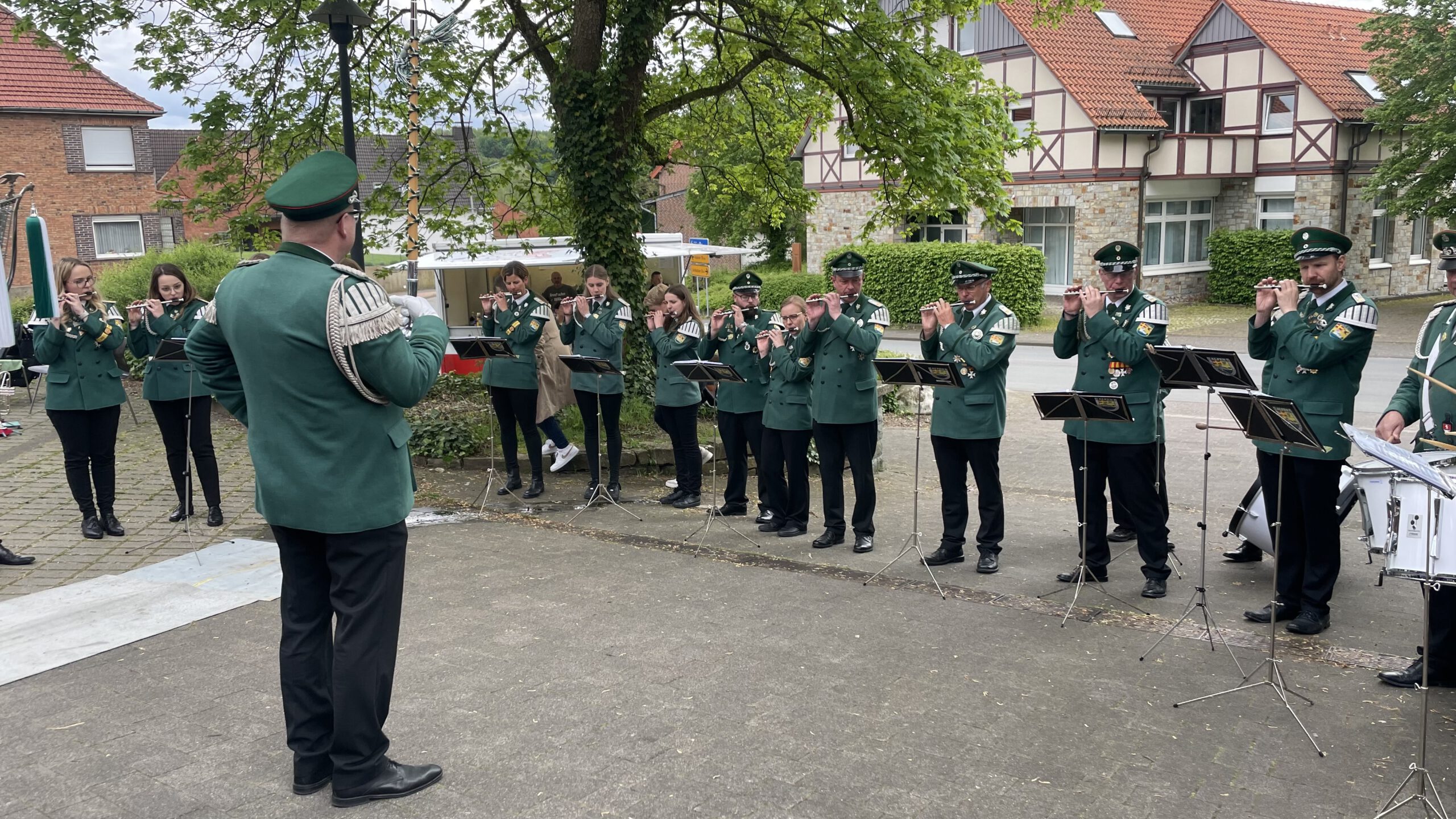 <p>Für die musikalische Unterhaltung sorgte der Spielmannszug mit ihrem Tambourmajor Martin Schumacher im Wechsel mit dem Musikverein Alfen</p>