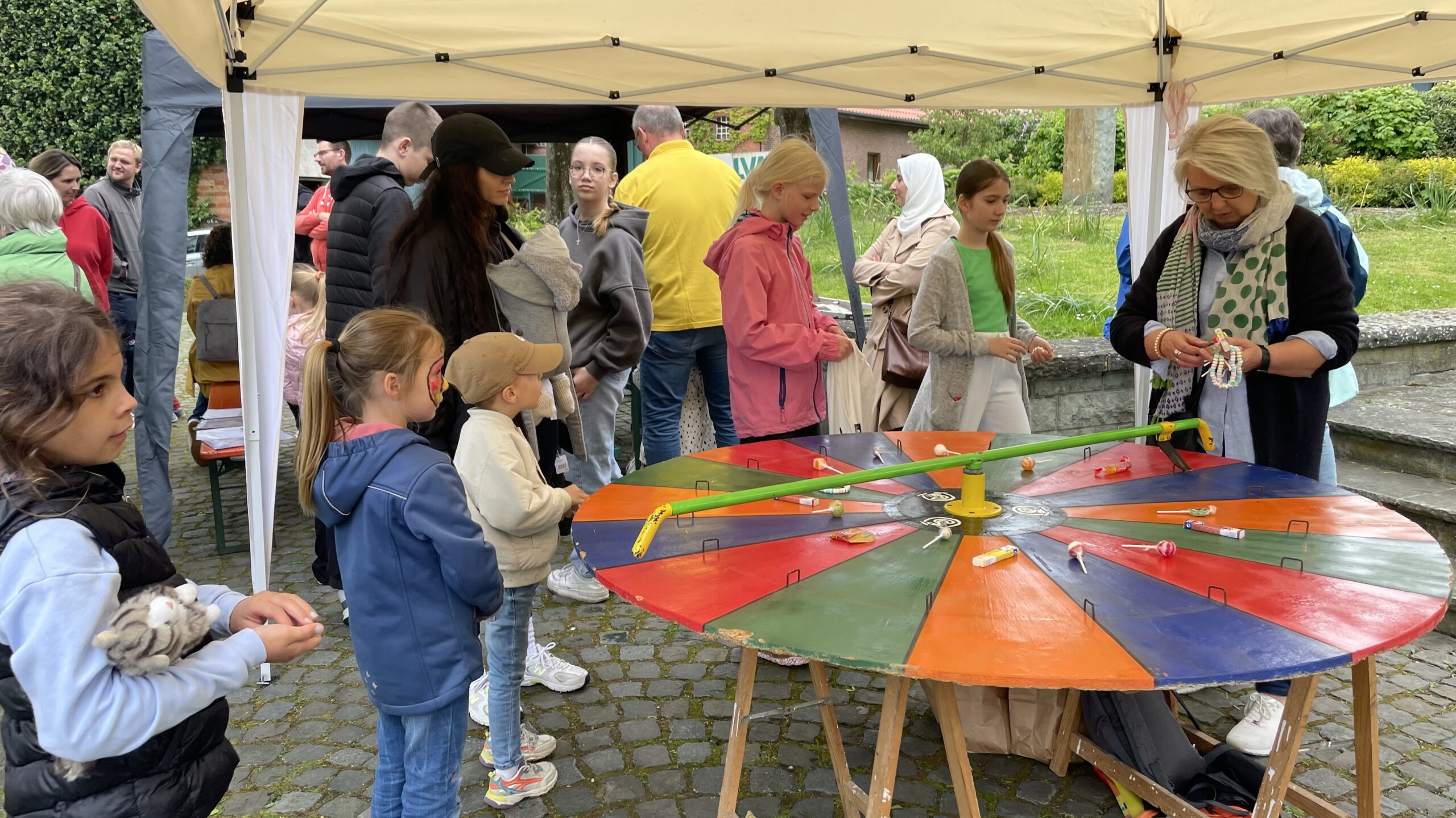 <p>Zum Beispiel das Glücksrad. Leckere Gewinne warteten auf die Kinder</p>