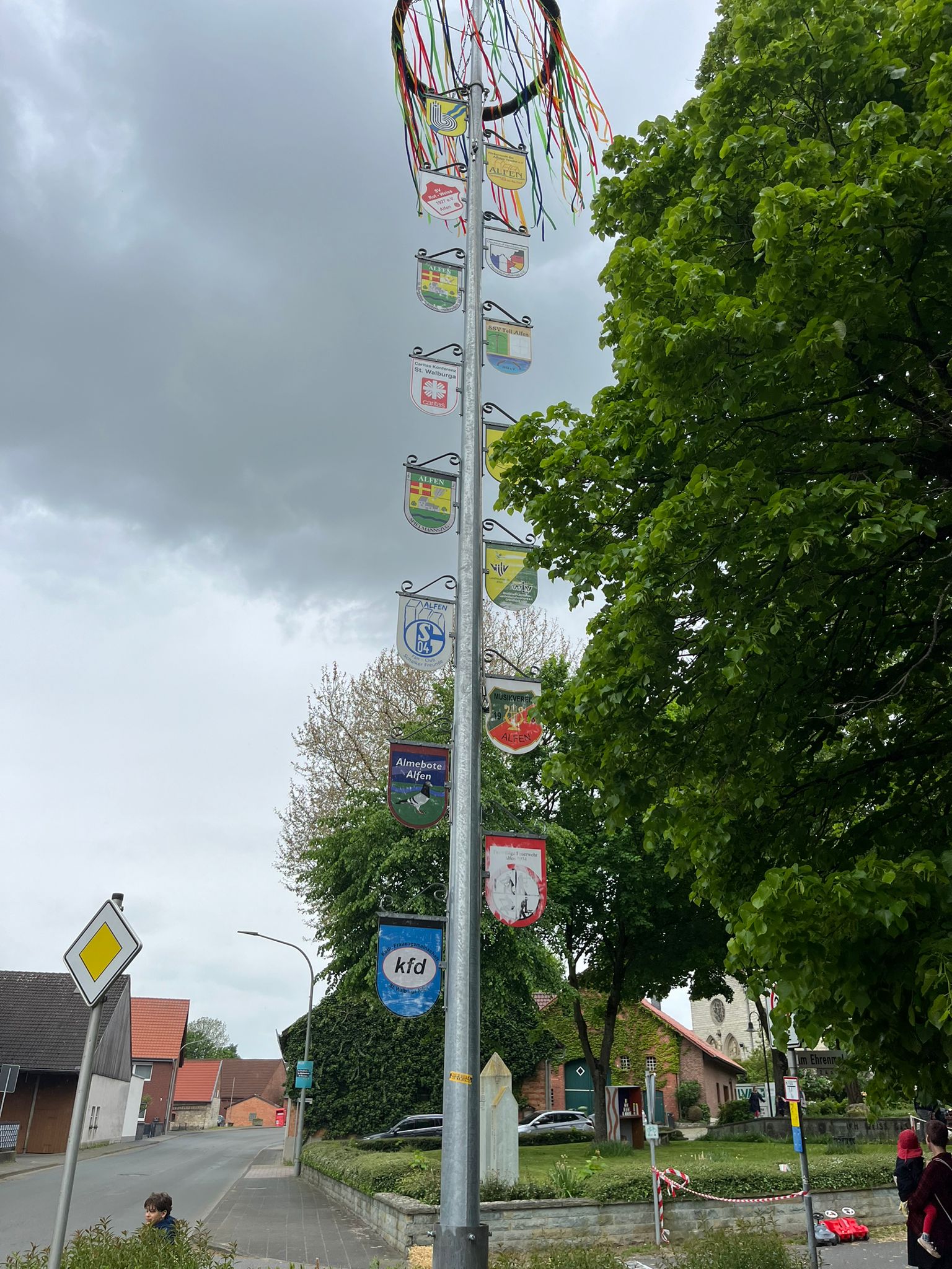 <p>In diesem Jahr wurde der Kranz am Vereinsbaum ohne Zuschauer angebracht. Geltende Vorschriften haben die Zugführung der Alfener Feuerwehr dazu bewogen.</p>