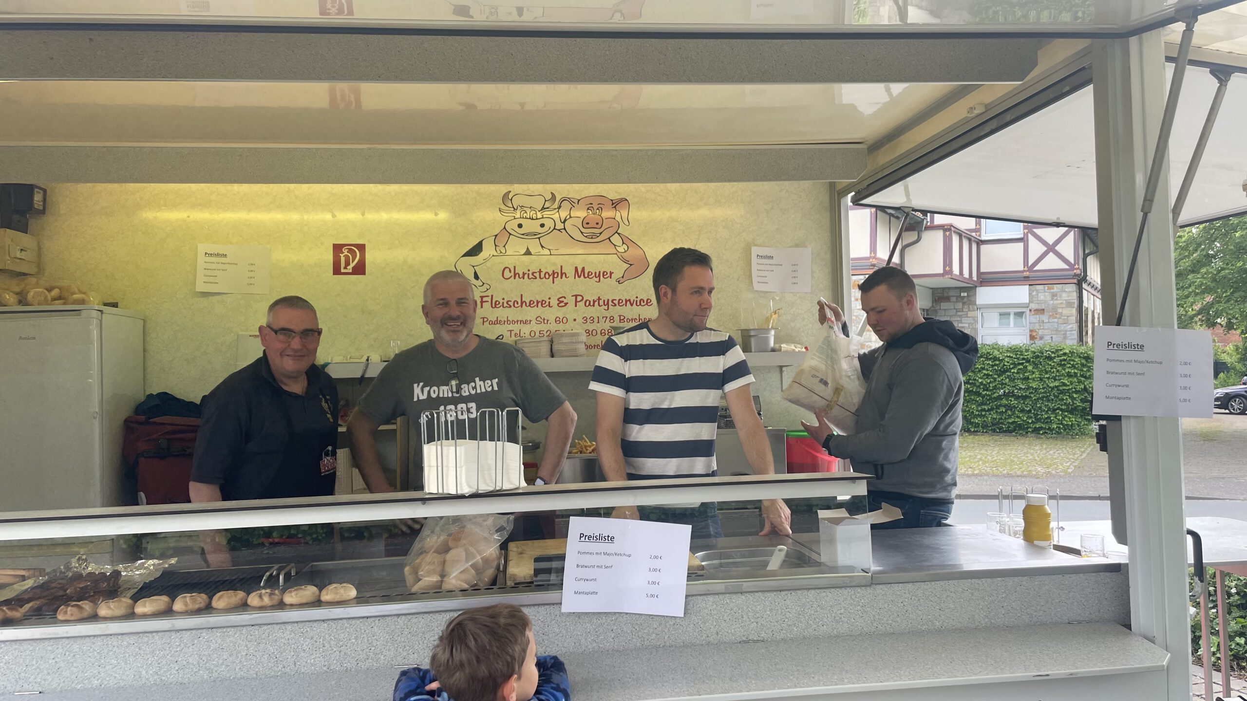 <p>Fast durchweg eine Schlange stand vor dem Grillstand des Schützenvereins. Die Angebote der lokalen Fleischerei Christoph Meyer waren am Abend komplett ausverkauft. </p>
