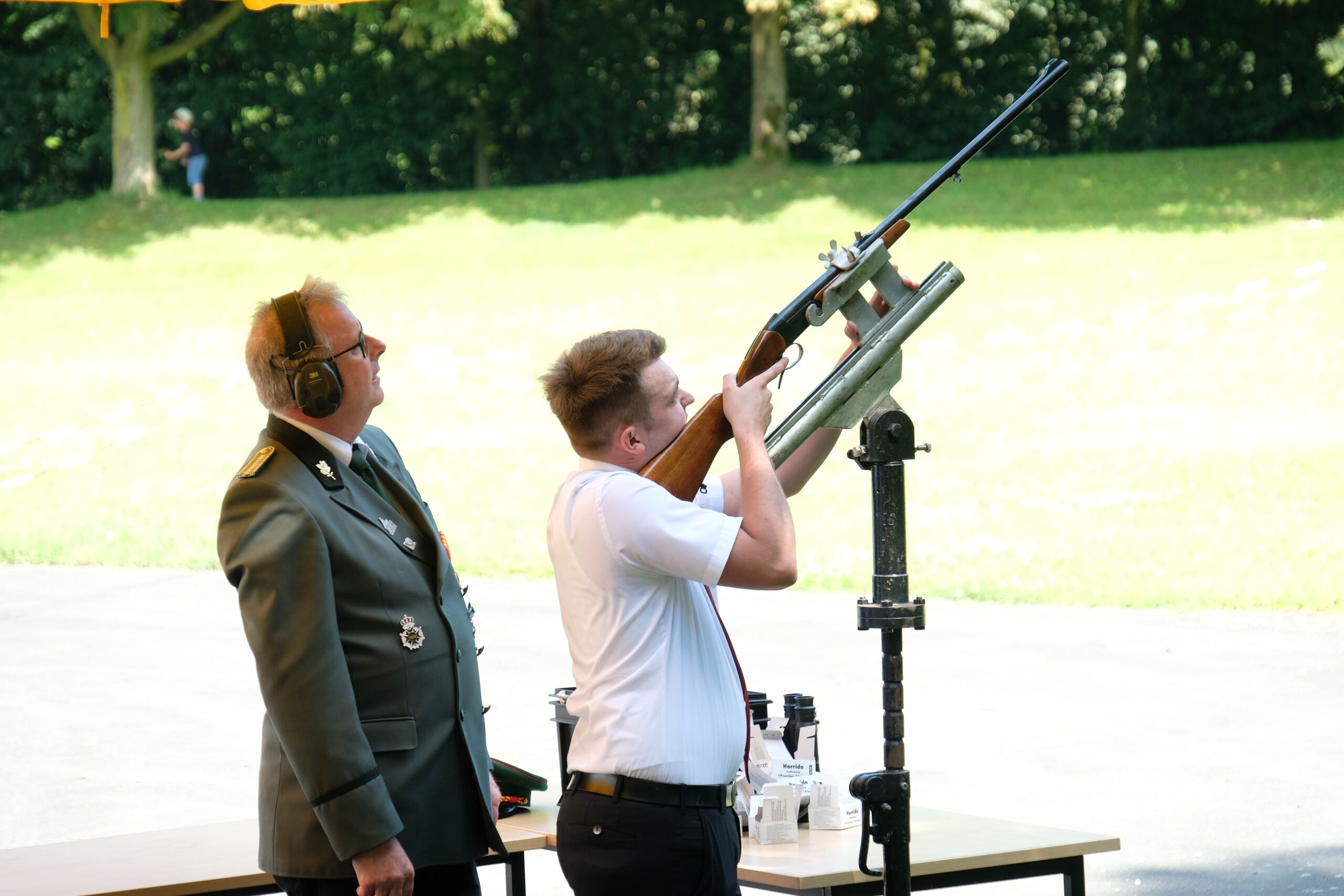 <p>Chris Tölle nimmt Maß und wird neuer Jungschützenkönig </p>