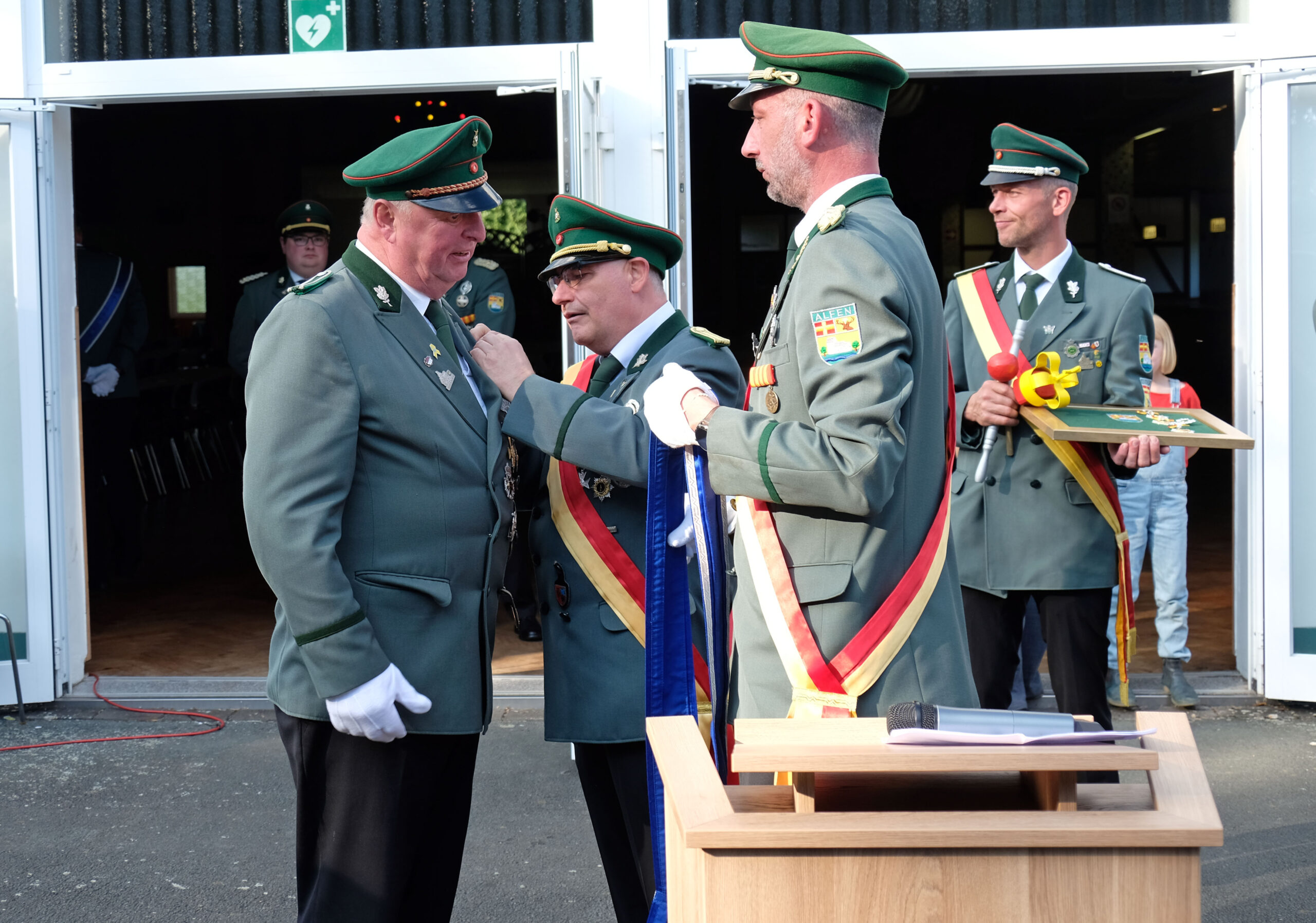 <p>Der Jubelkönig erhält die blaue Schärpe </p>