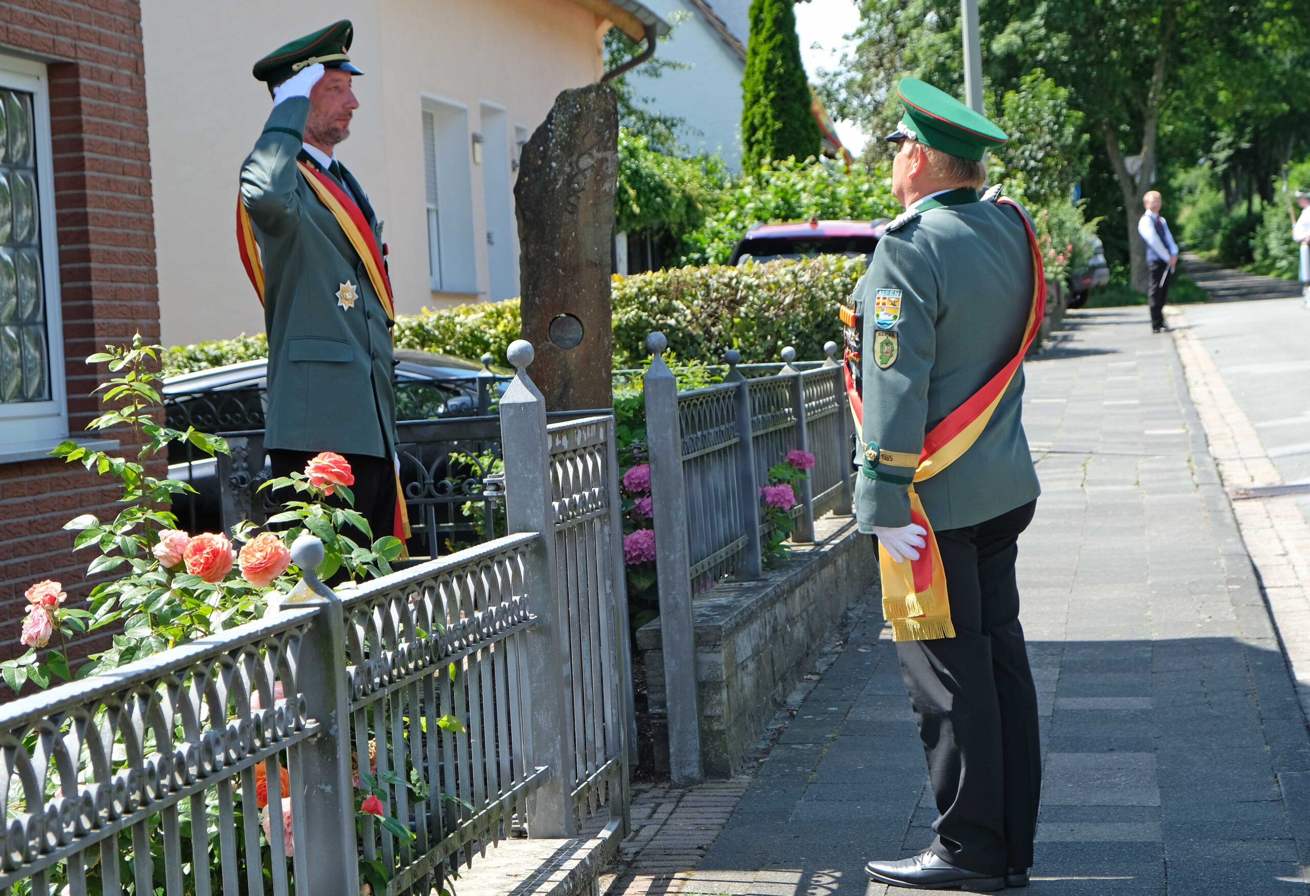 <p>Der Festumzug am Sonntag beginnt mit dem Abholen des Oberst. Major Bernhard Mura meldet das Antreten der Schützen.</p>