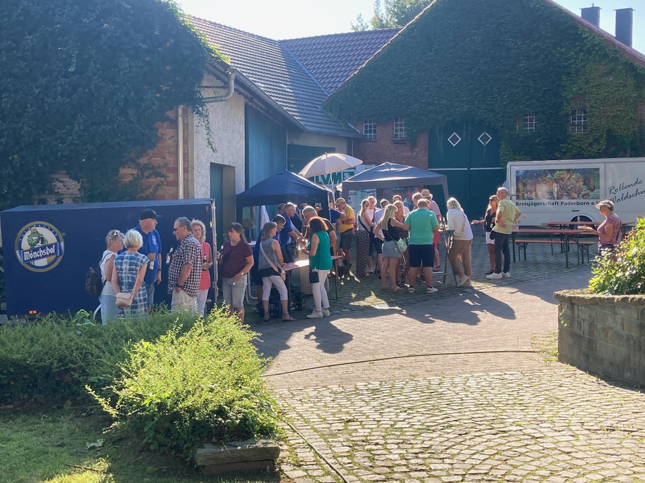 <p>Es sollte für jeden etwas dabei sein. Mal ein Plausch und Treffen im Stehen …</p>