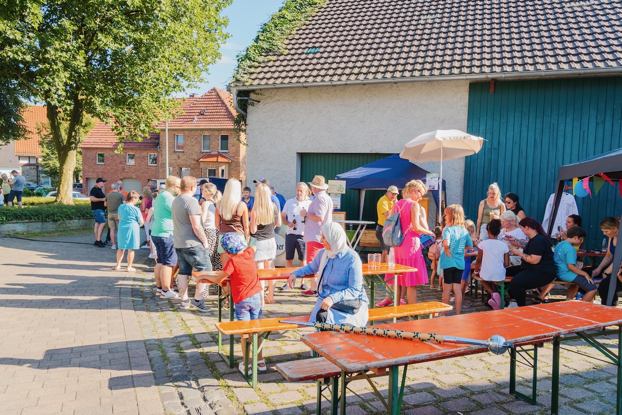 <p>Das besondere daran ist, dass alle Vereine mit anpacken und das Fest zu einem einmaligen Event in Alfen machen</p>