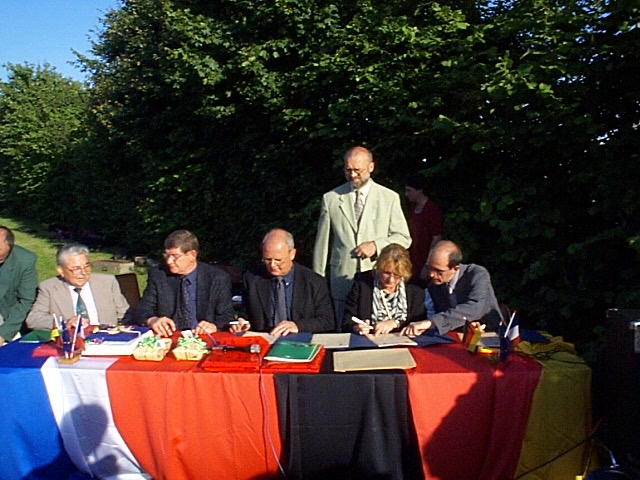 <p>Unterzeichnung der Partenschaftsurkunde in Noyen-sur-Sarthe</p>