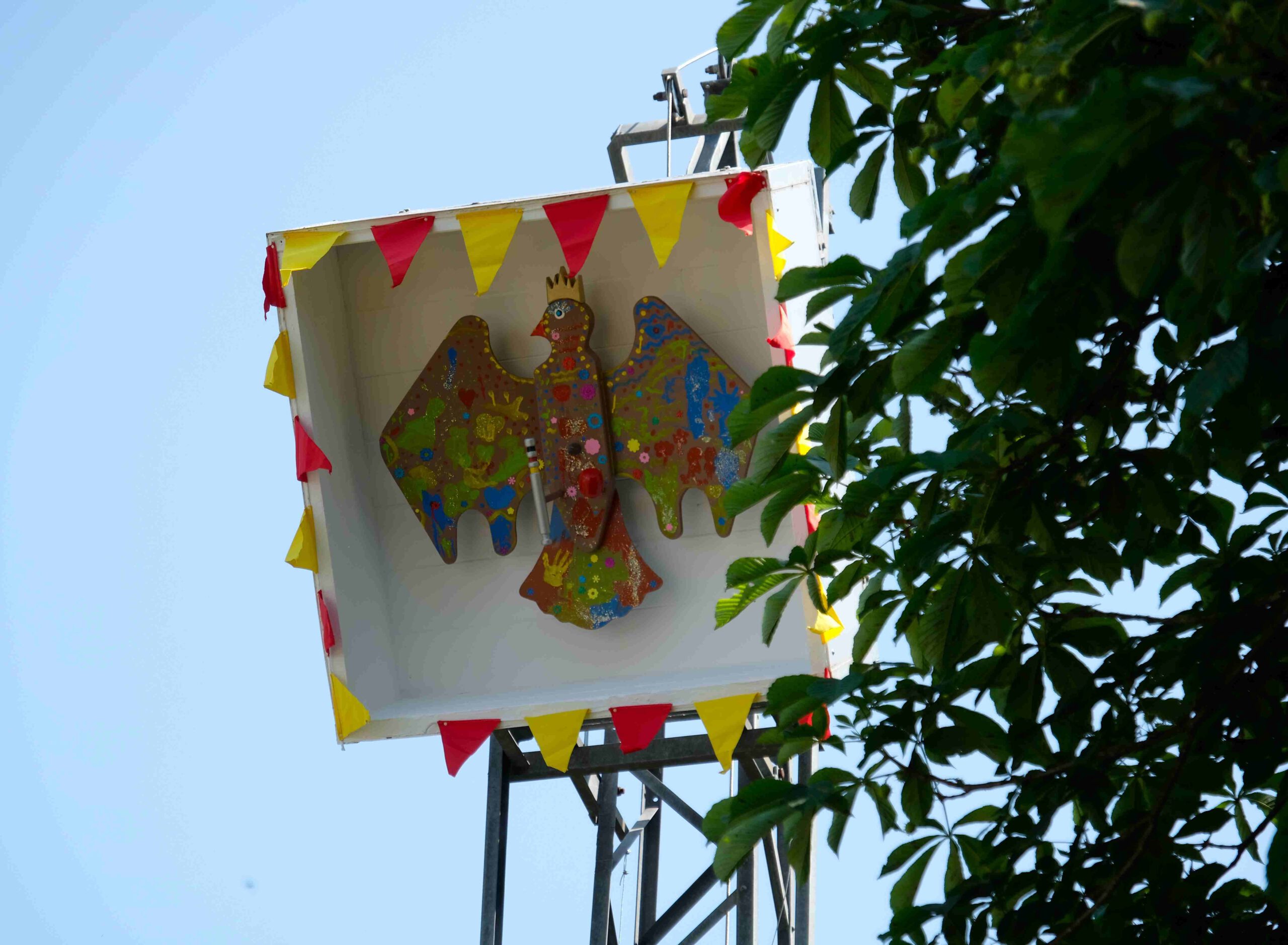 <p>Das Vogelschießen beginnt mit dem Vogel der Jungschützen, der auch dieses Jahr wieder von den Kindern des Kindergarten Alfen bemalt wurde. </p>