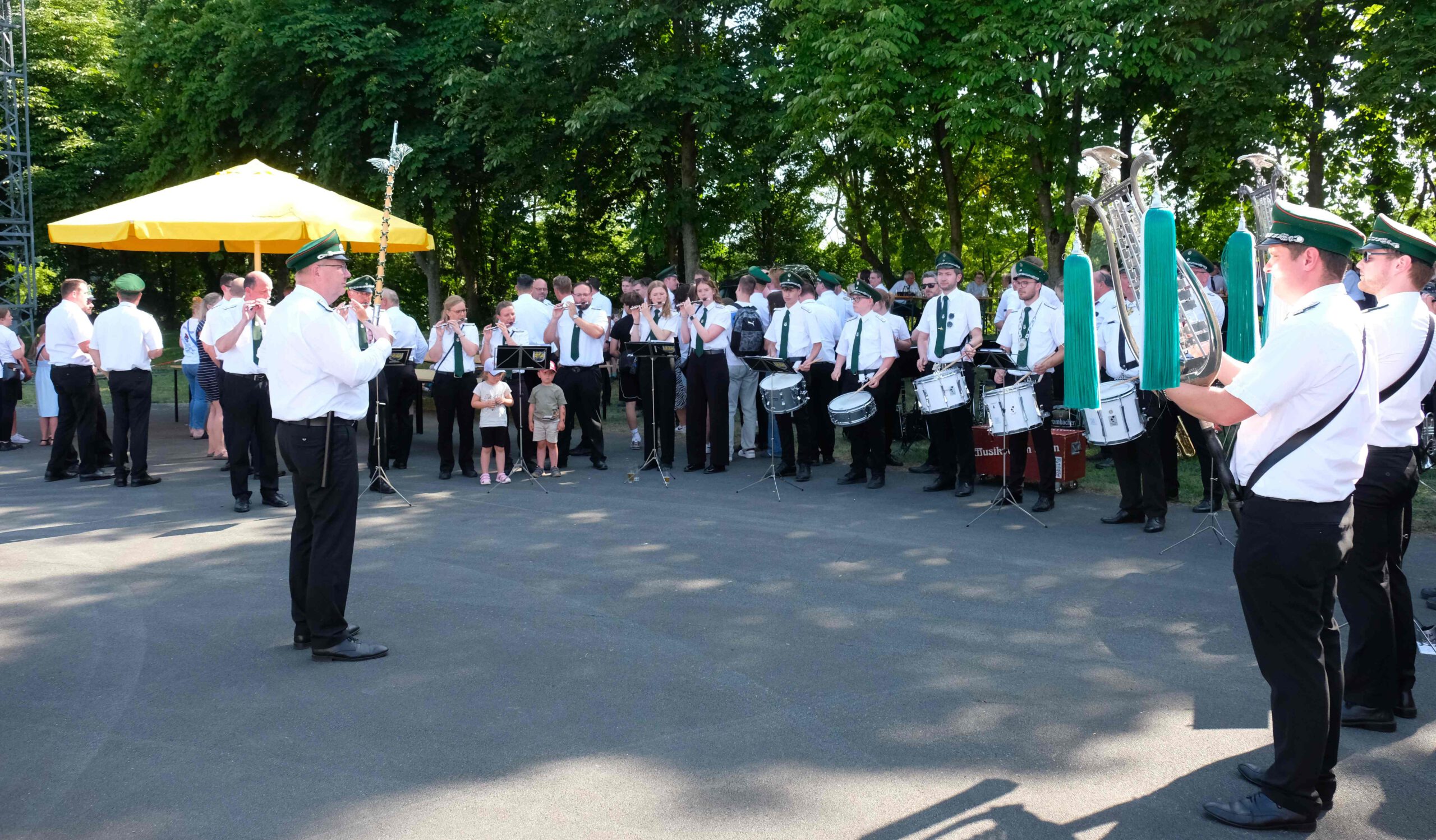 <p>während des Vogelschießens musikalische Unterhaltung durch den Spielmannszug </p>