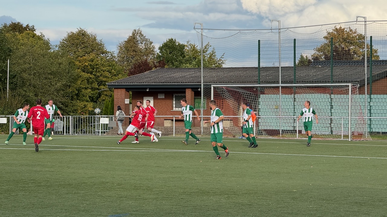 <p>Das Fußballspiel des ehemaligen Erfolgteams wurde von einer Menge Zuschauern begleitet</p>