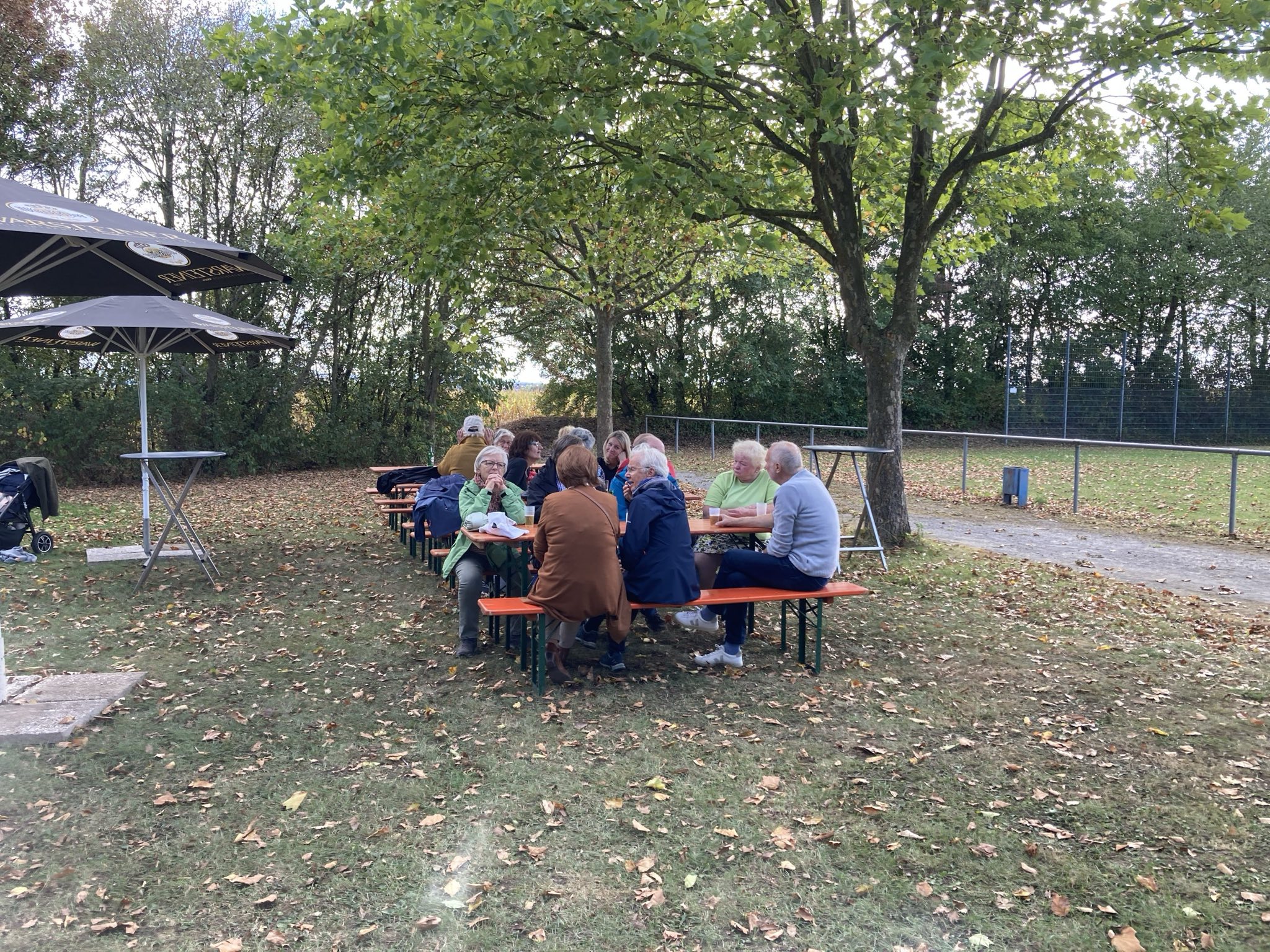 <p>Unter den Bäumen am Bolzplatz tauschten sich die ehemaligen Volleyballer und die Senioren des SV RW Alfen rege aus</p>