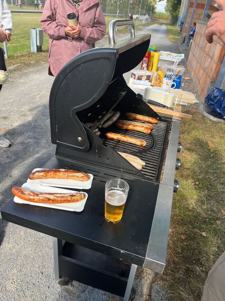 <p>Ein bild ohne den Grillmeister Olaf Kemper aber mit leckeren Stadionwürstchen</p>