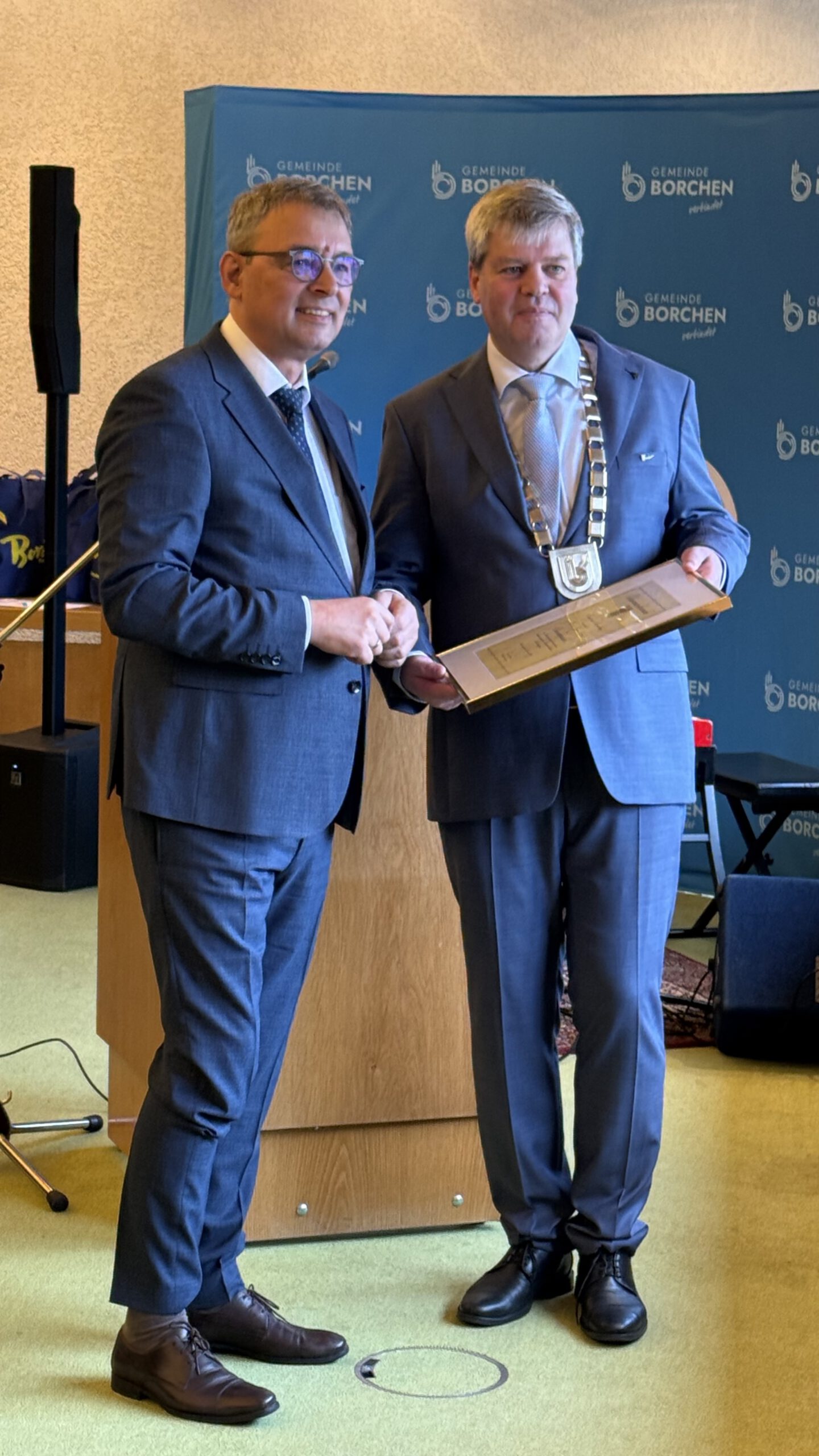 <p>Uwe Stork bekommt den Ehrenpreis der Gemeinde Borchen</p>