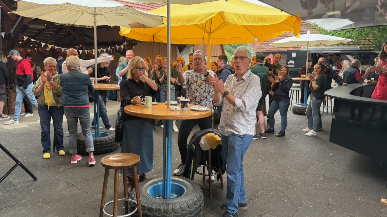 <p>Langsam füllte sich der Platz vor der Scheune</p>