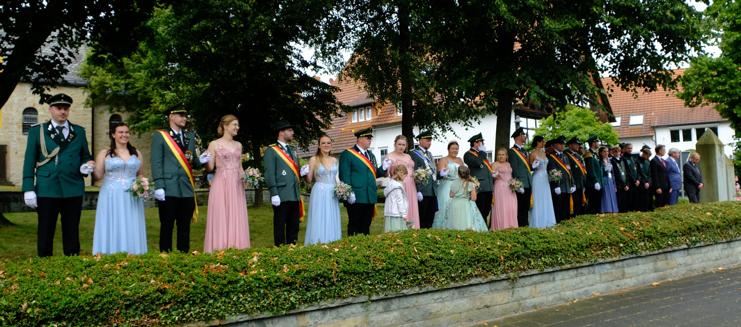 <p>Aufstellung zum Vorbeimarsch am Ehrenmal</p>