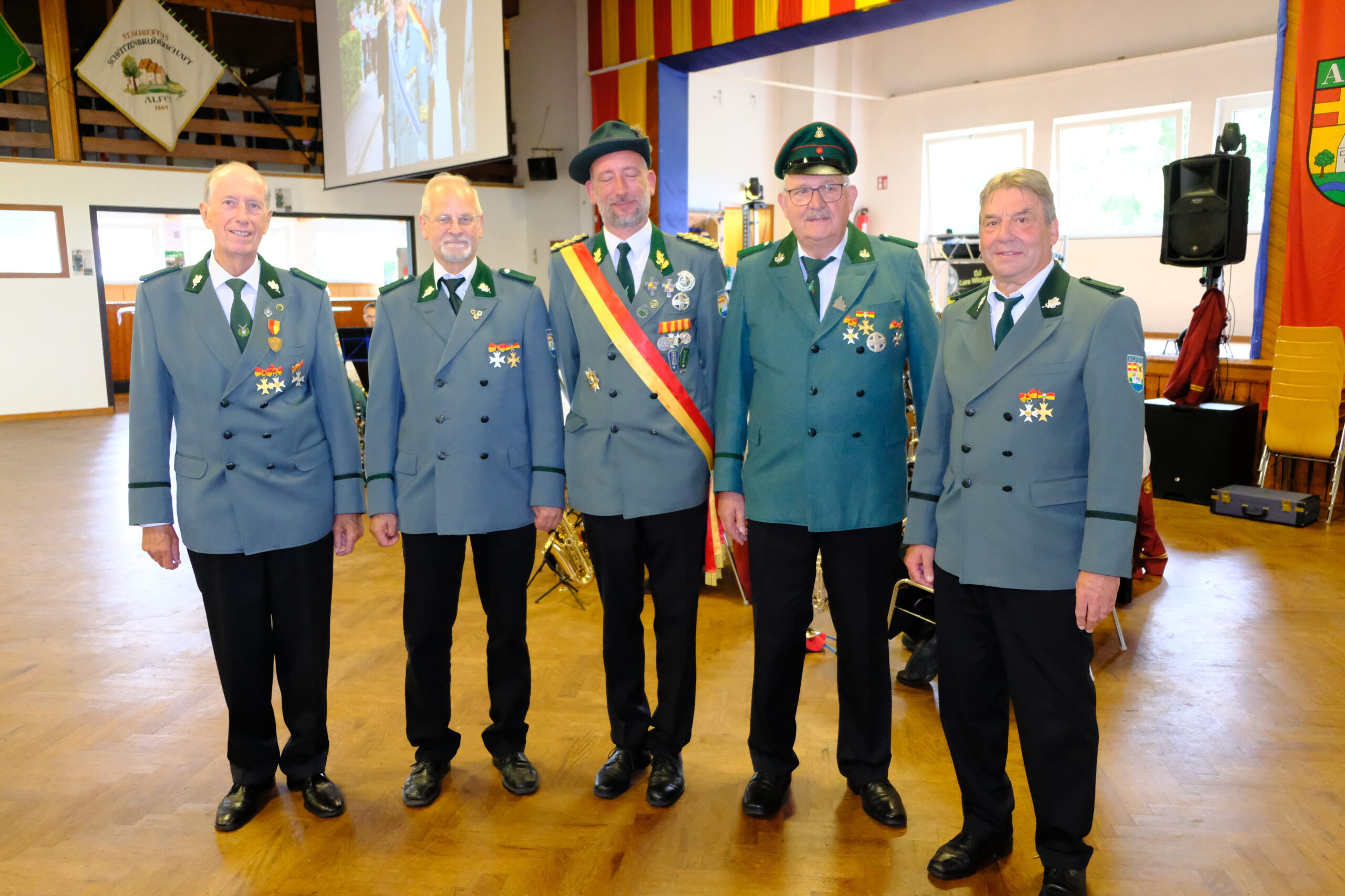<p>50 Jahre Mitglied im Schützenverein: Wilfried Plöger, Rudolf Ahrens, Michael Nillies, Udo Ewers</p>