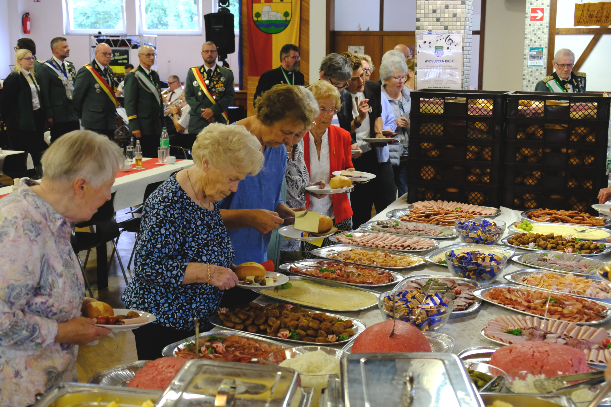 <p>Nach den Ehrengästen ging es tischweise zum Buffet</p>