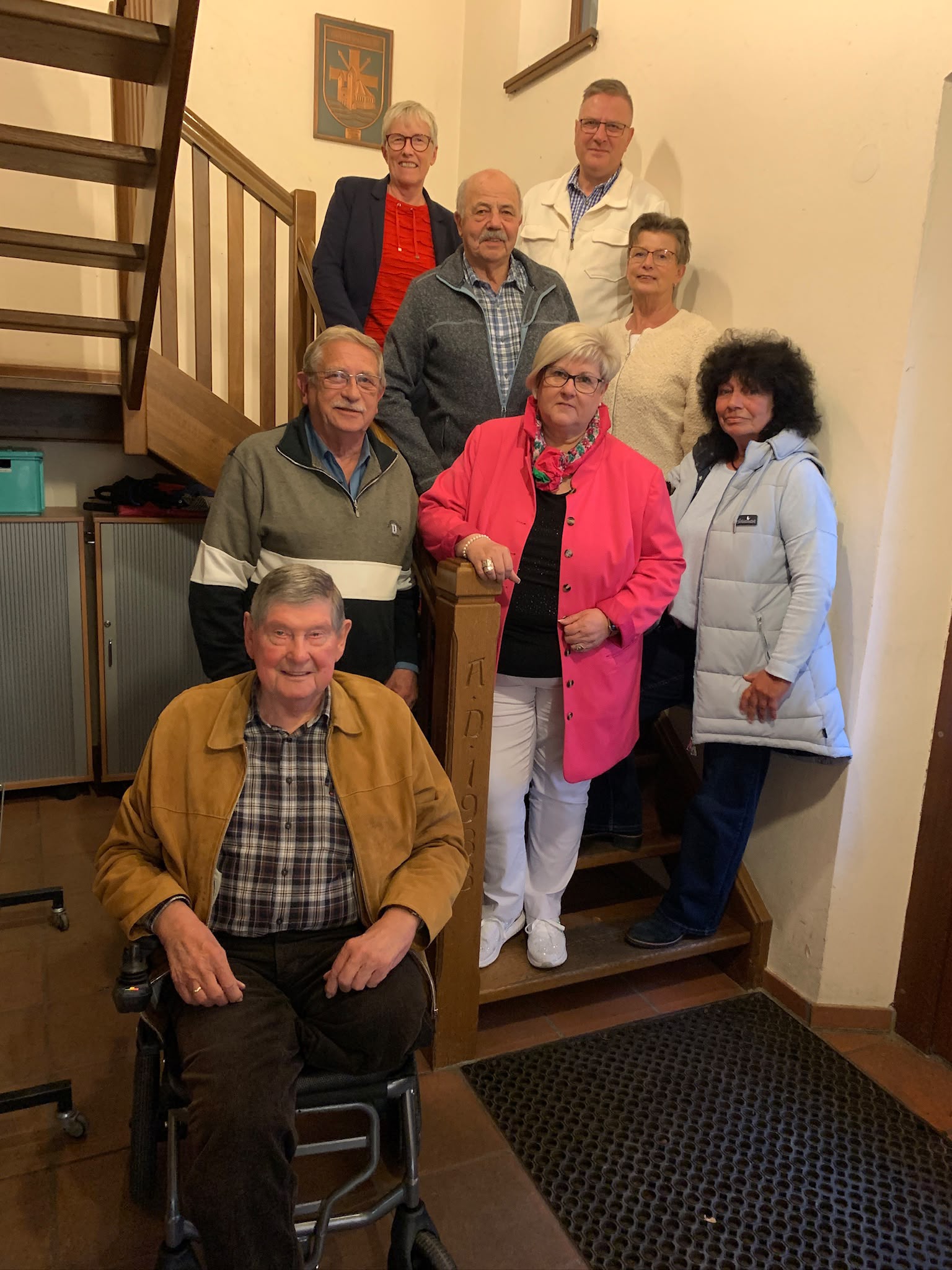 Rechte Seite aufsteigend: Anke Claes (Geschäftsführerin), Claudia Melcher (2. Vorsitzende), Michael Hartmann (Kassierer)
Mittlere Reihe aufsteigend: Kornelia Wegener (Vorsitzende), Johannes Wibbe (Organisator Warenkorb), Elisabeth Rüsing (ehem. Geschäftsführerin)
Vorne links: Heinrich Schwarzenberg (ehem. Vorsitzender), Konrad Hansmeier (ehem. Kassierer)