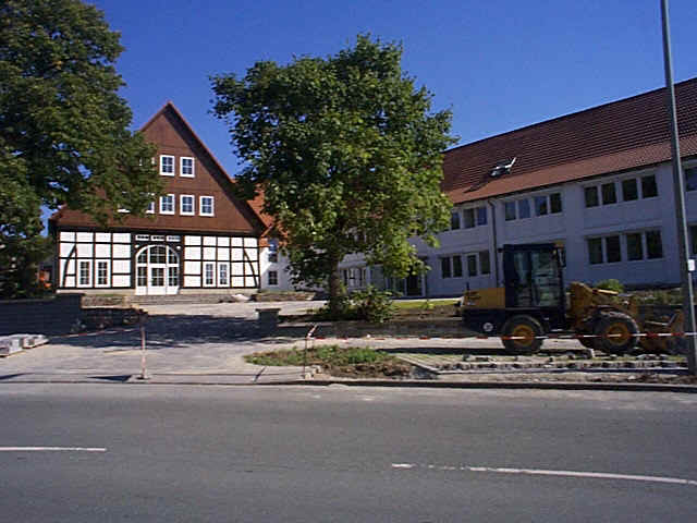 Fachwerkhaus und Schulgebäude an der Straße