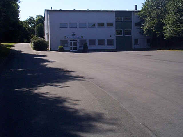 Flachbau an einem Platz