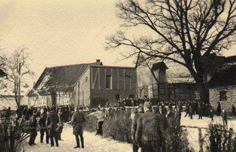 Menschenansammlung vor einem Gebäude, historische Aufnahme
